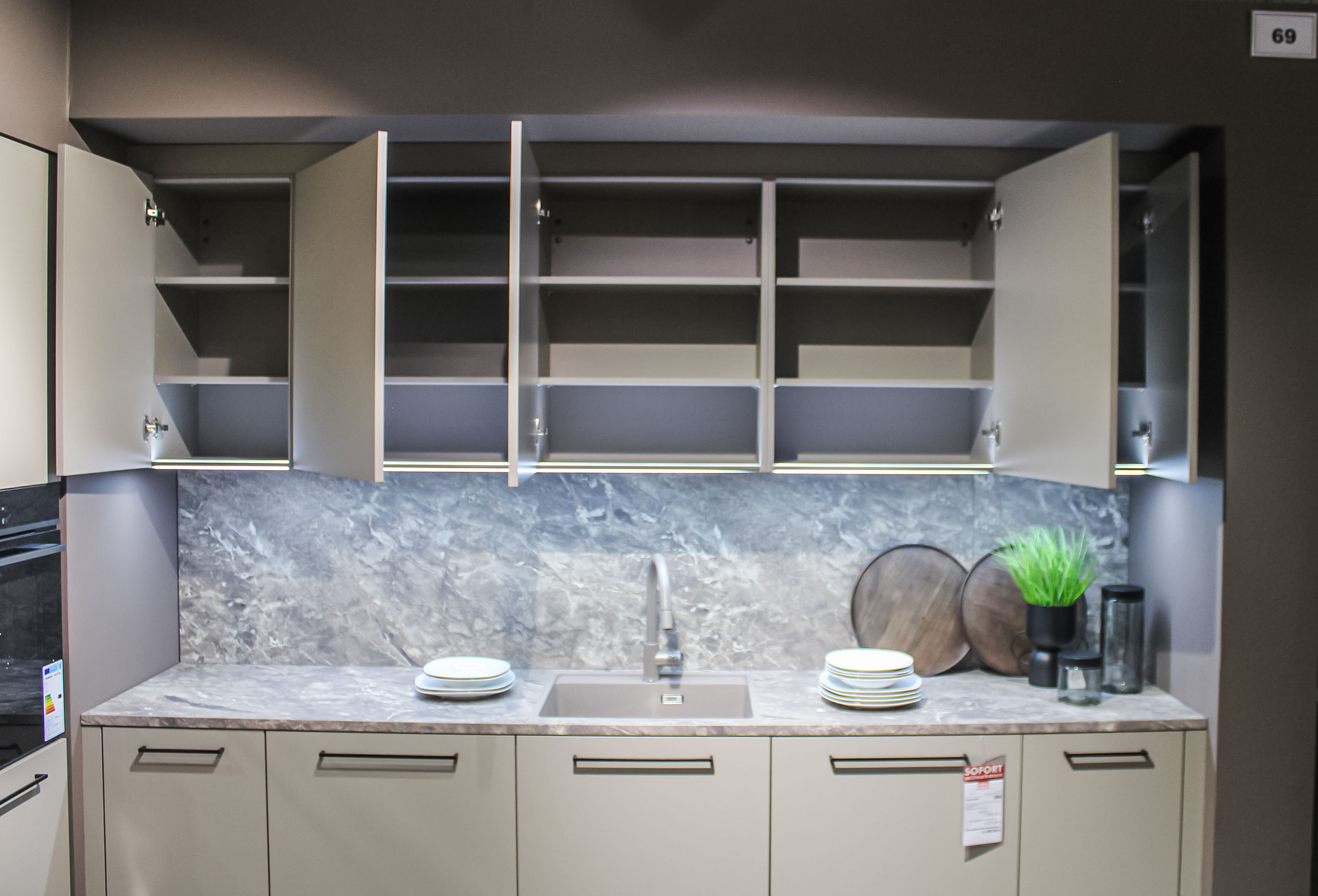 Musterküche, Lava softmatt, Gritte Metall schwarz . Interliving 3340/3220