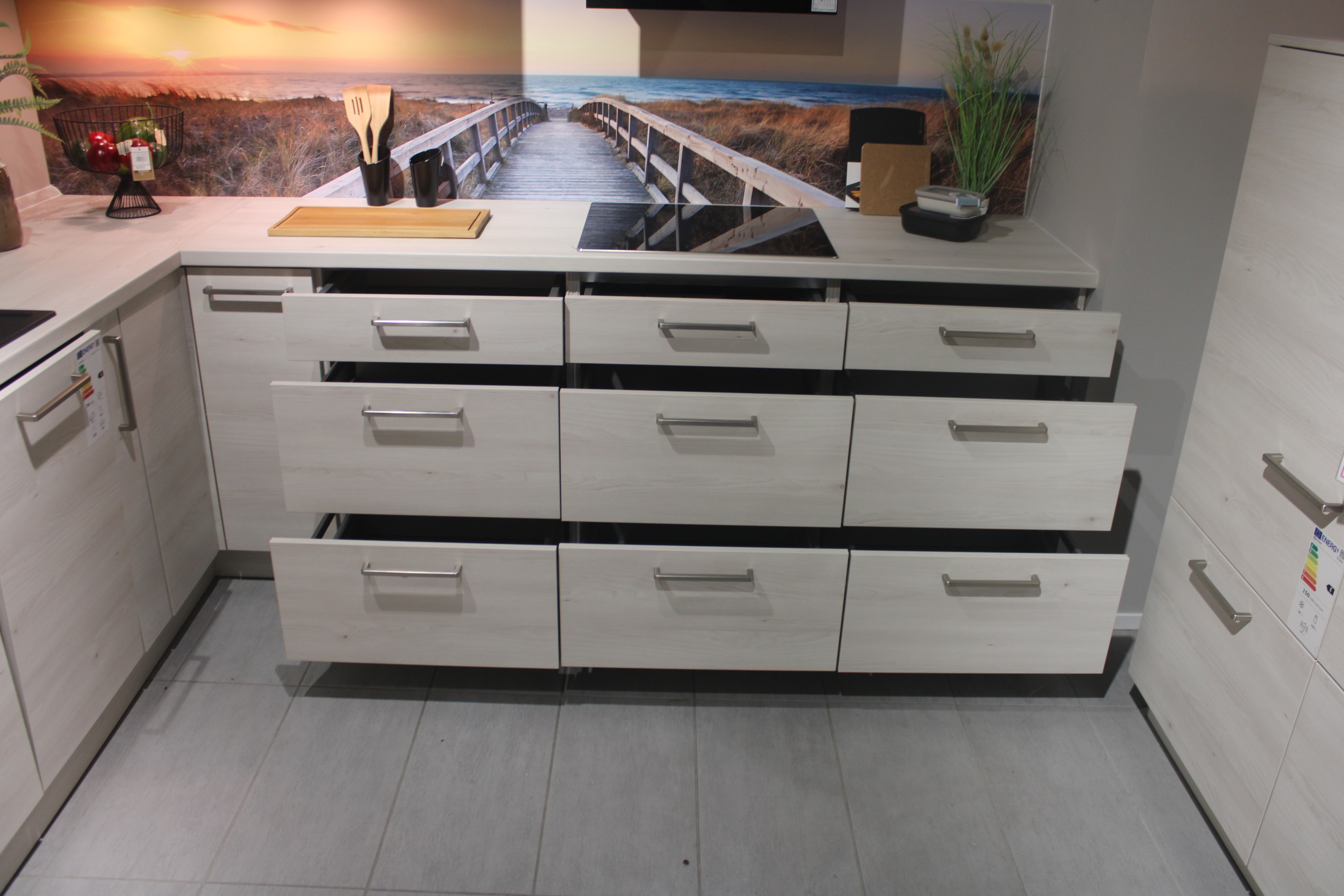 Musterküche, in Kuruna Birke und rot, Griffe Edelstahloptik - Nolte Manhattan