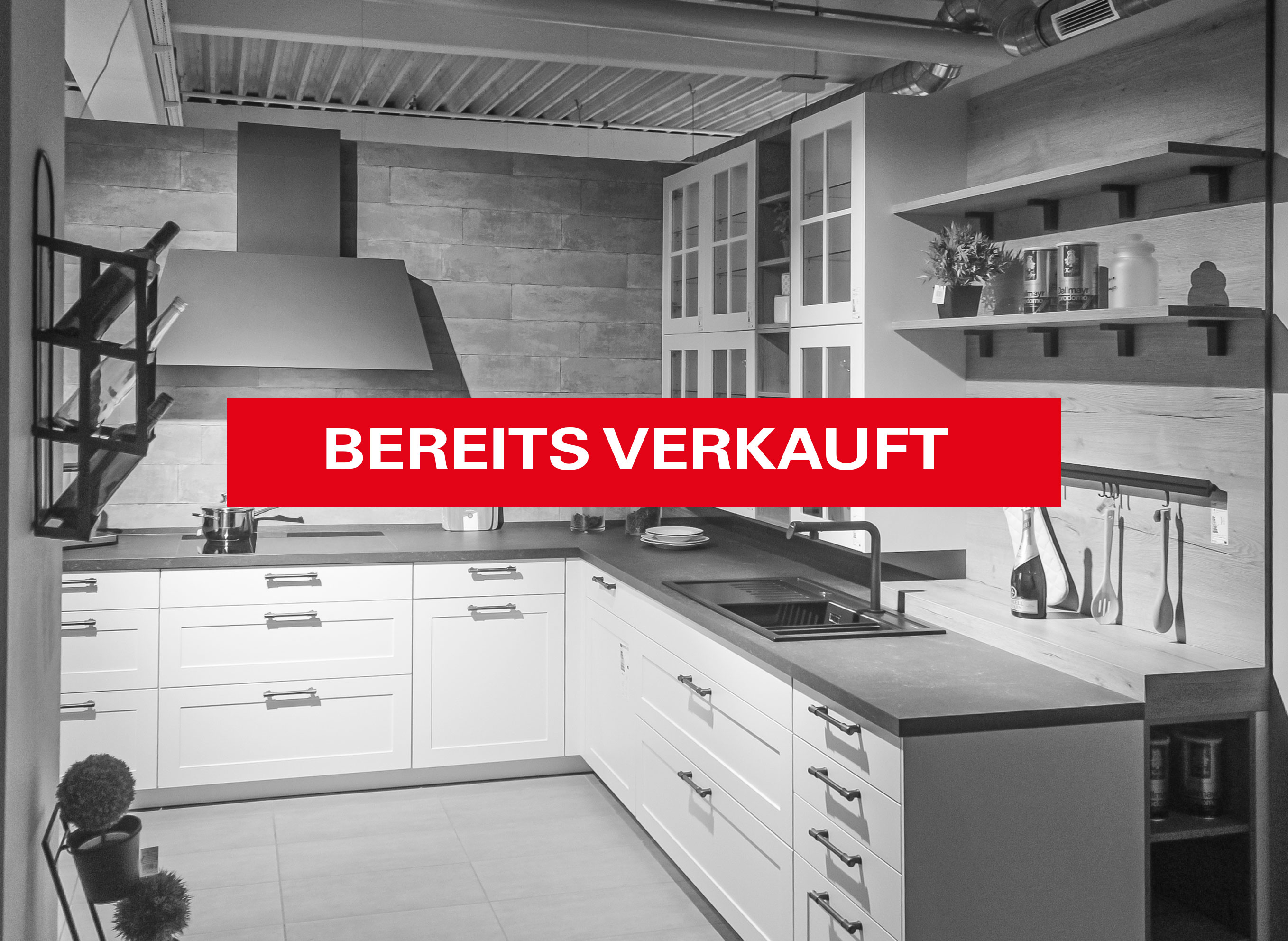 Muster-Landhausküche, Fronten Lack Weiß matt, Griffe Edelstahl schwarz lasiert - Nobilia Nordic