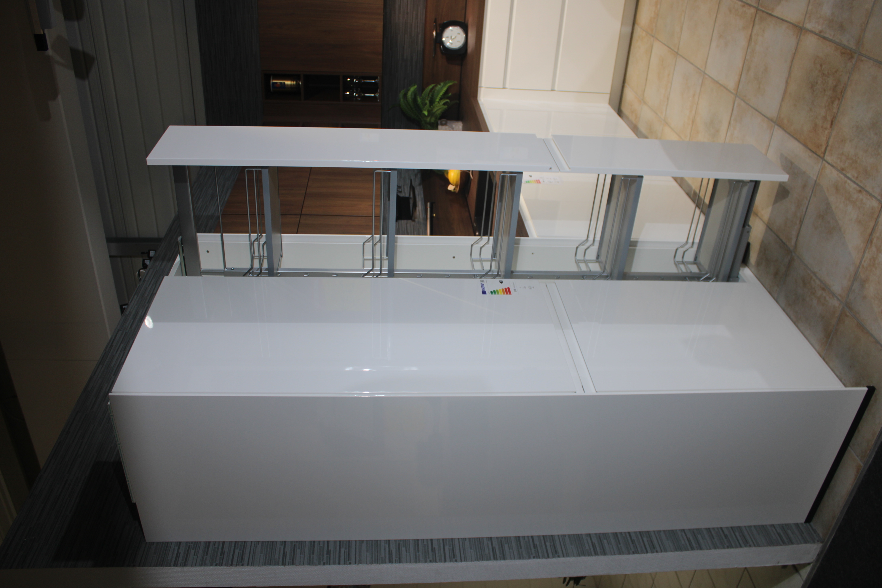 Musterküche, Fronten Lack, Weiß Hochglanz, Grifflose Gestaltung - Nobilia Pura