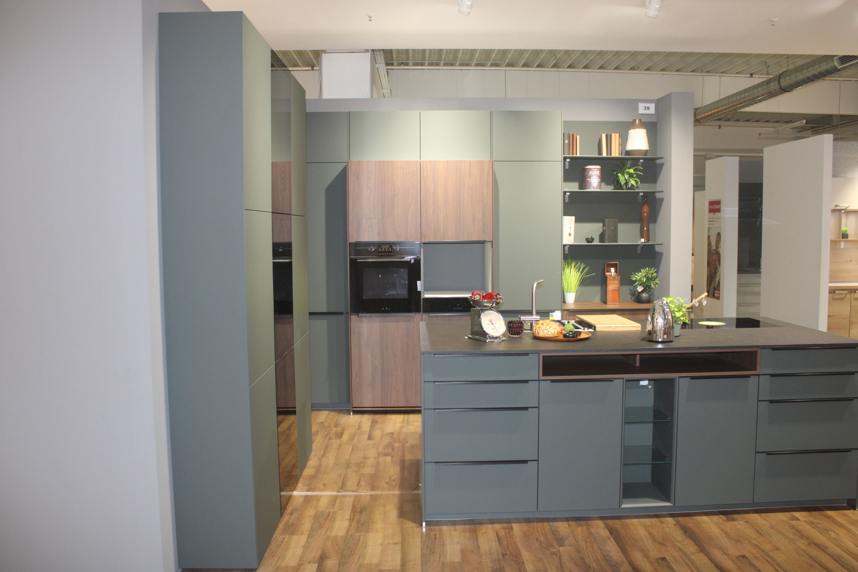 Musterküche, Fronten in Lacklaminat Mineralgrün ultramatt, Schwarze Griffleisten - Nobilia Easytouch