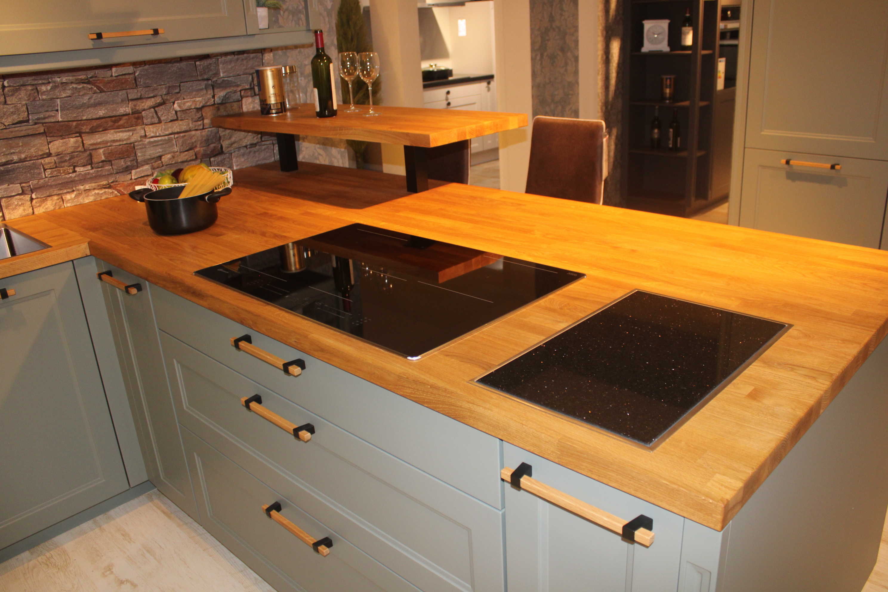 Muster-Landhausküche, Front Lacklaminat Schilf - Nobilia Cascada