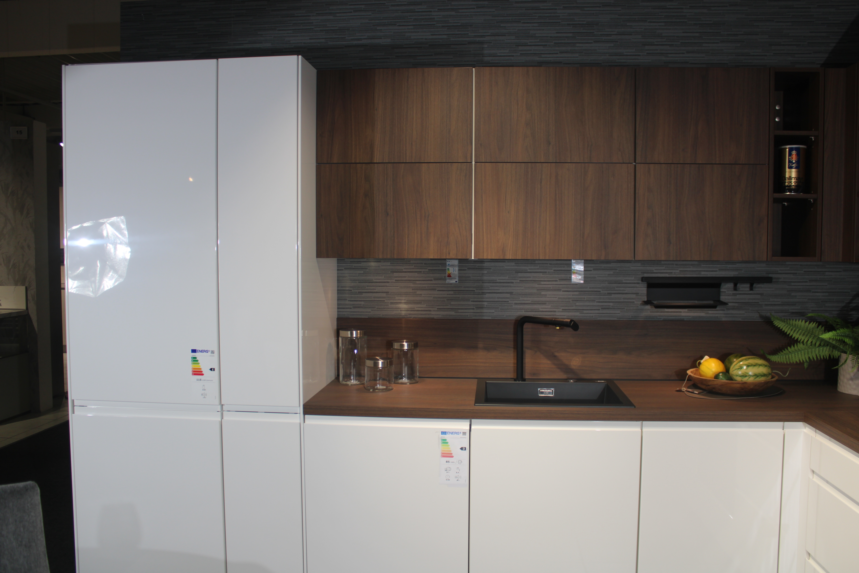 Musterküche, Fronten Lack, Weiß Hochglanz, Grifflose Gestaltung - Nobilia Pura