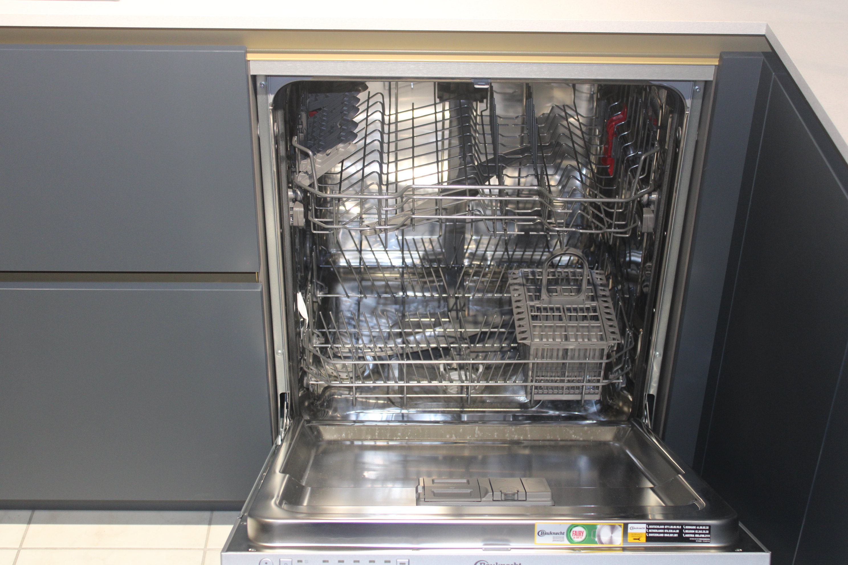 Musterküche, Fronten Fjordblau, Korpus in Schiefergrau - Nobilia Easytouch