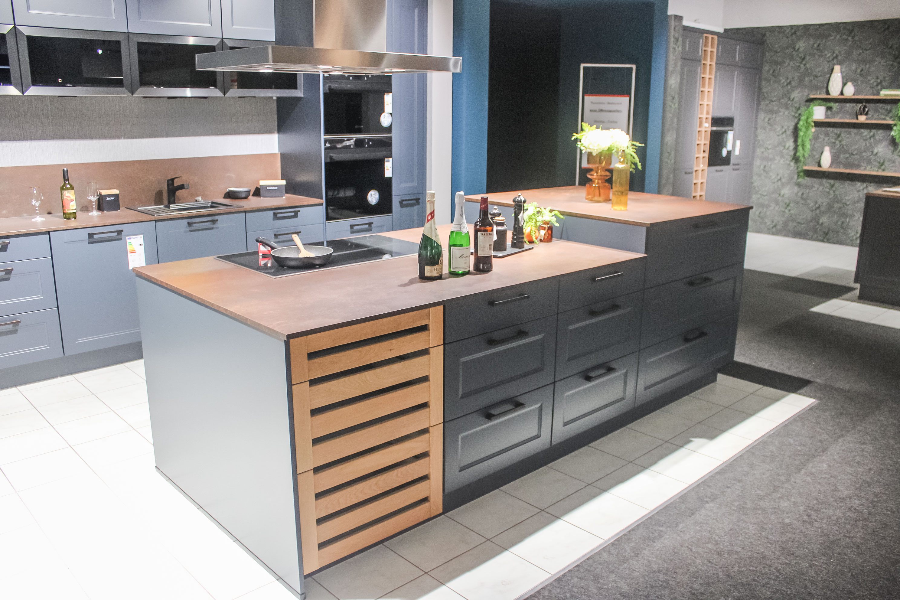 Muster-Landhausküche mit Insel, Lacklaminat Fjordblau - Nobilia Küche Cascada