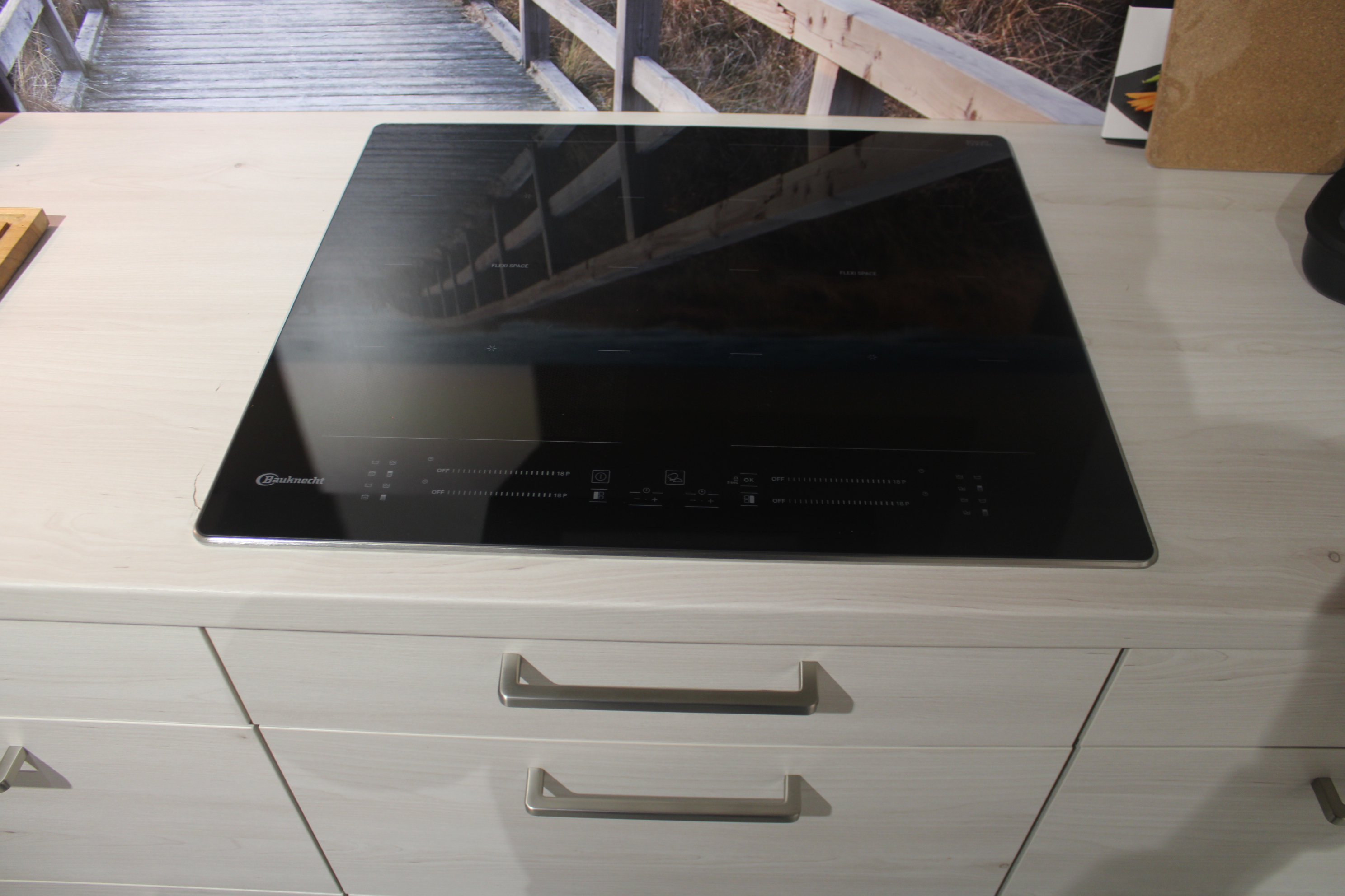 Musterküche, in Kuruna Birke und rot, Griffe Edelstahloptik - Nolte Manhattan