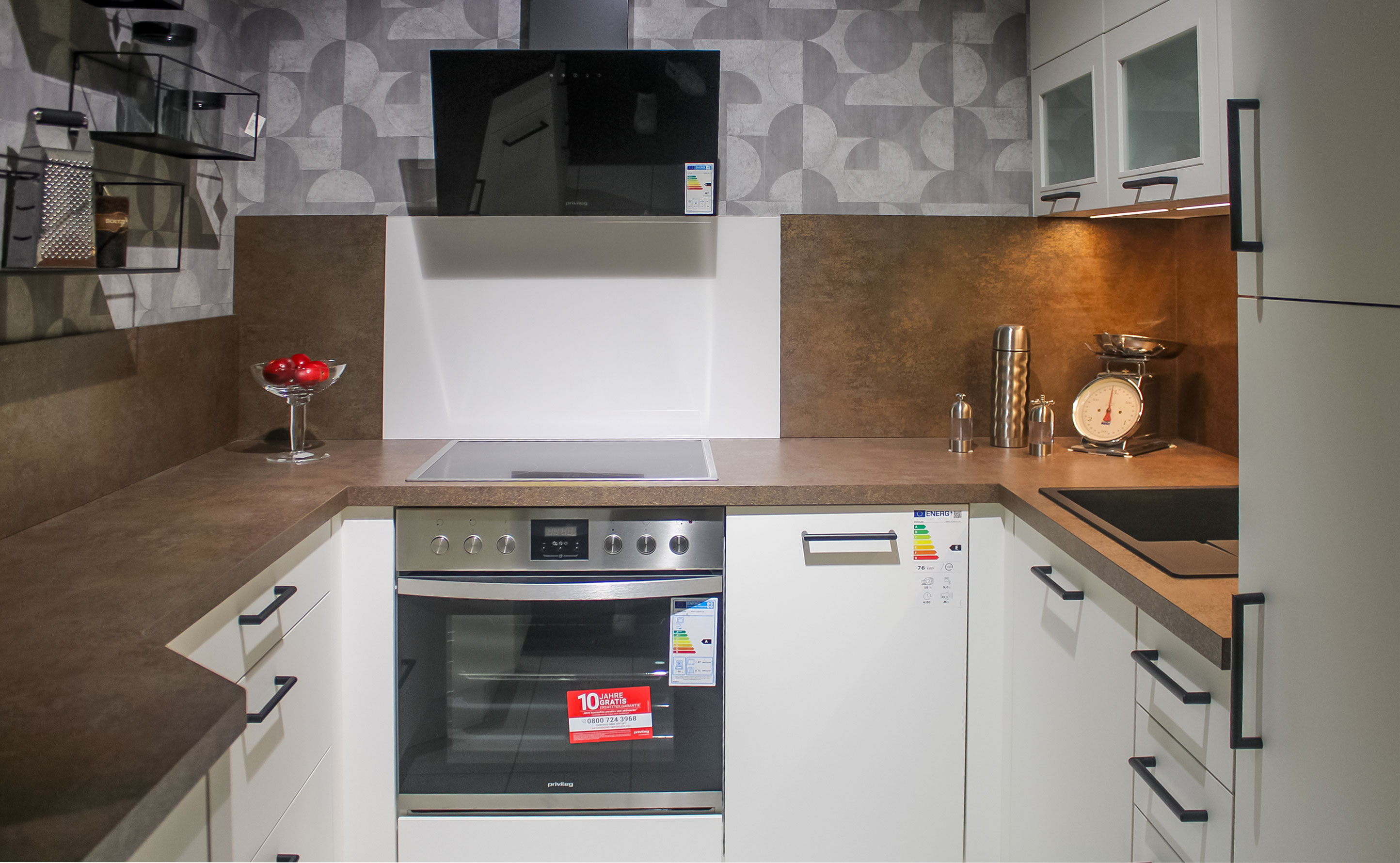 Musterküche, Fronten Lack, Weiß Premium matt, Griffe Metall schwarz - Nobilia Senso