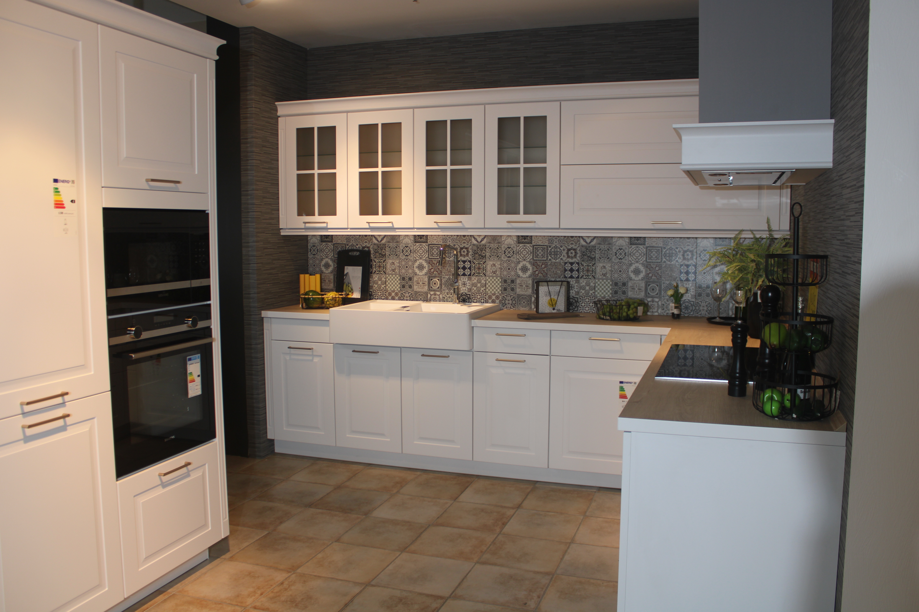 Musterküche, Fronten Alpinweiß matt, Metallgriffe Gelbgold Optik - Nobilia Sylt