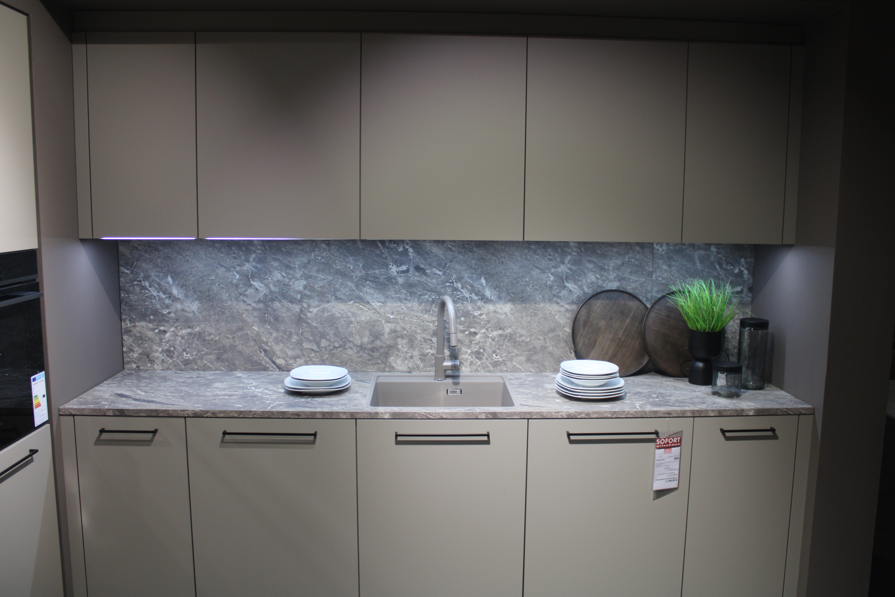 Musterküche, Lava softmatt, Gritte Metall schwarz . Interliving 3340/3220