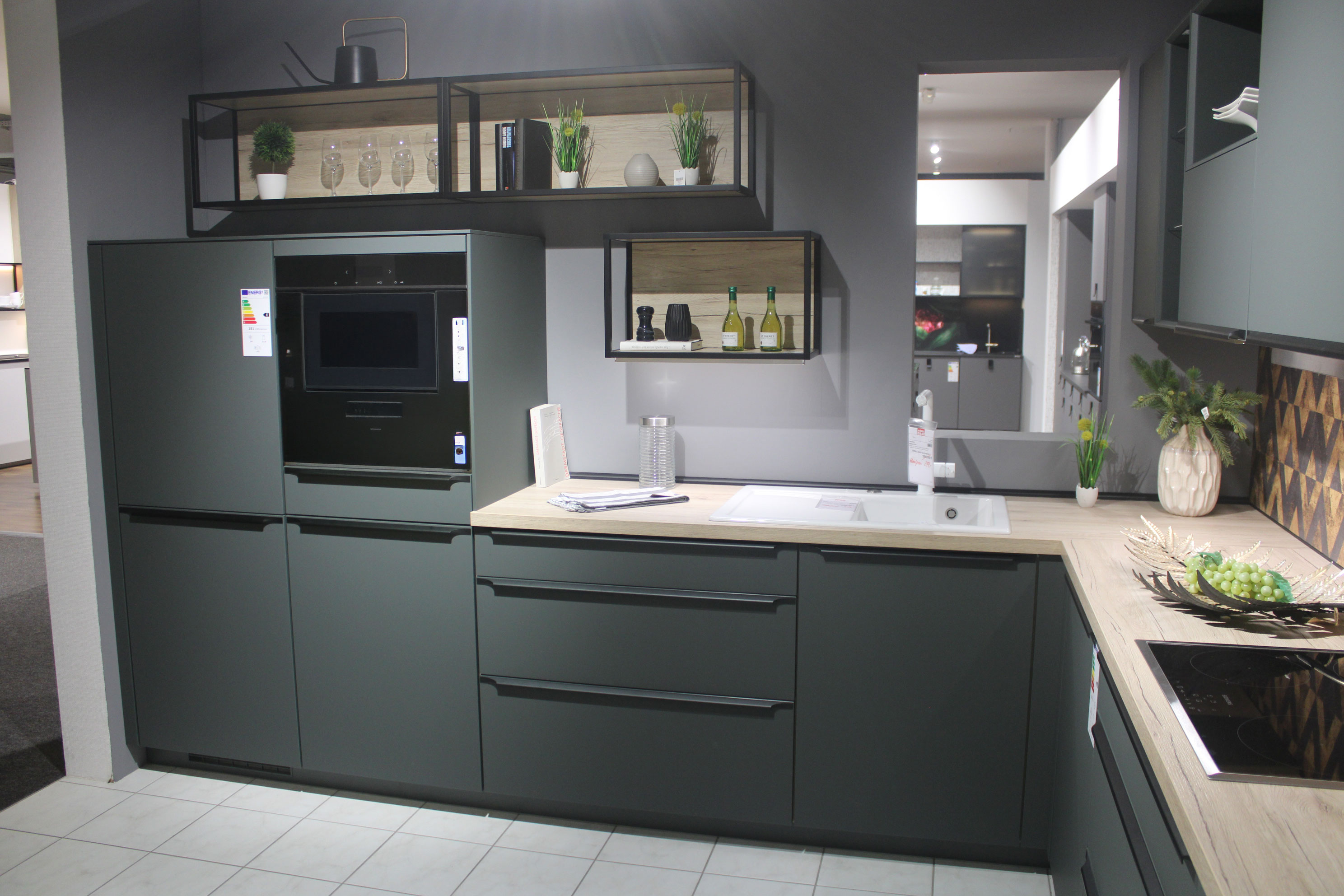 Musterküche, Lacklaminat Mineralgrün Supermatt, Arbeitsplatte Eiche Sanremo - Nobilia Easytouch 