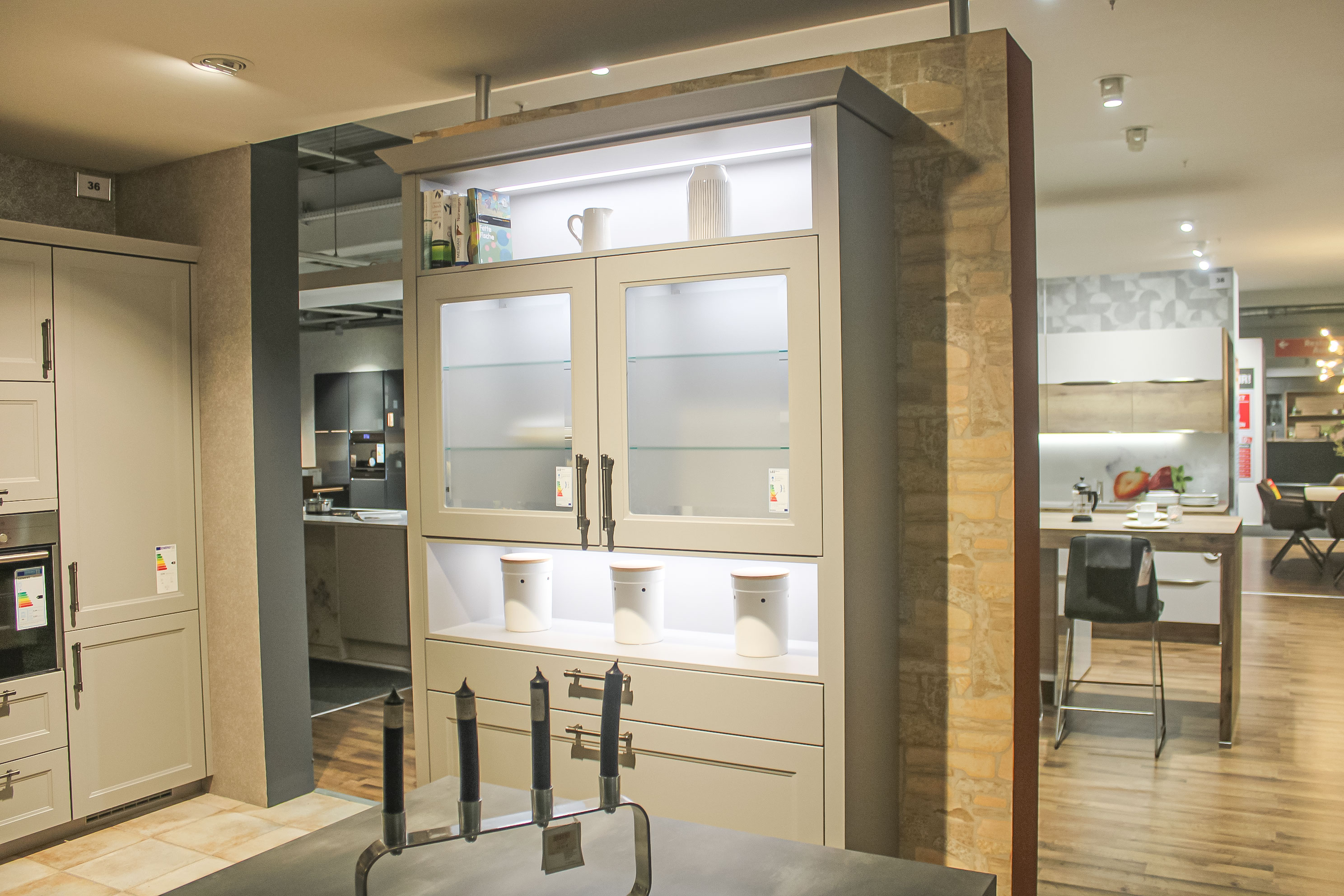 Musterküche, Fronten Lacklaminat Steingrau, moderne Relingriffe - Nobilia Cascada