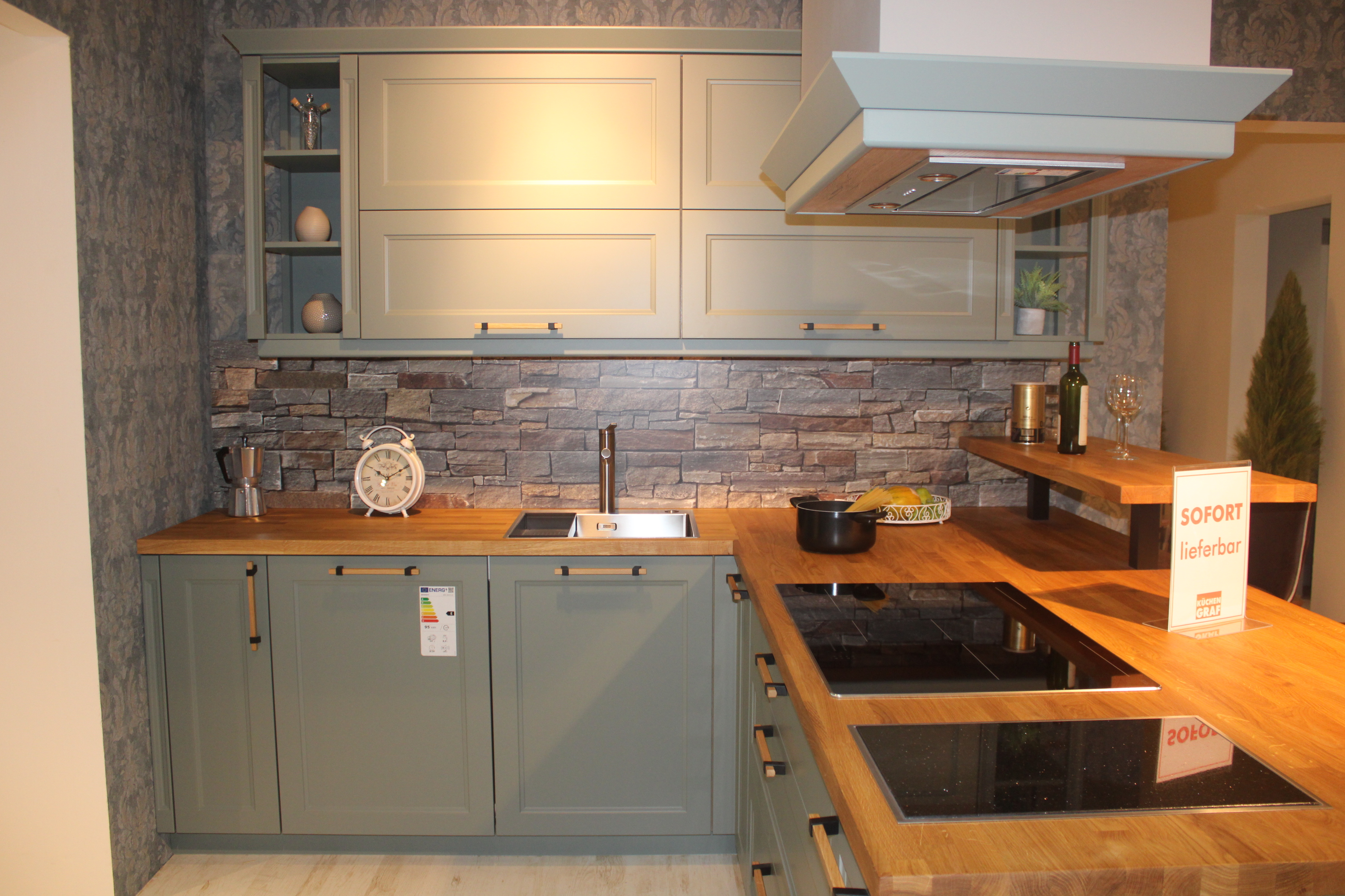 Muster-Landhausküche, Front Lacklaminat Schilf - Nobilia Cascada