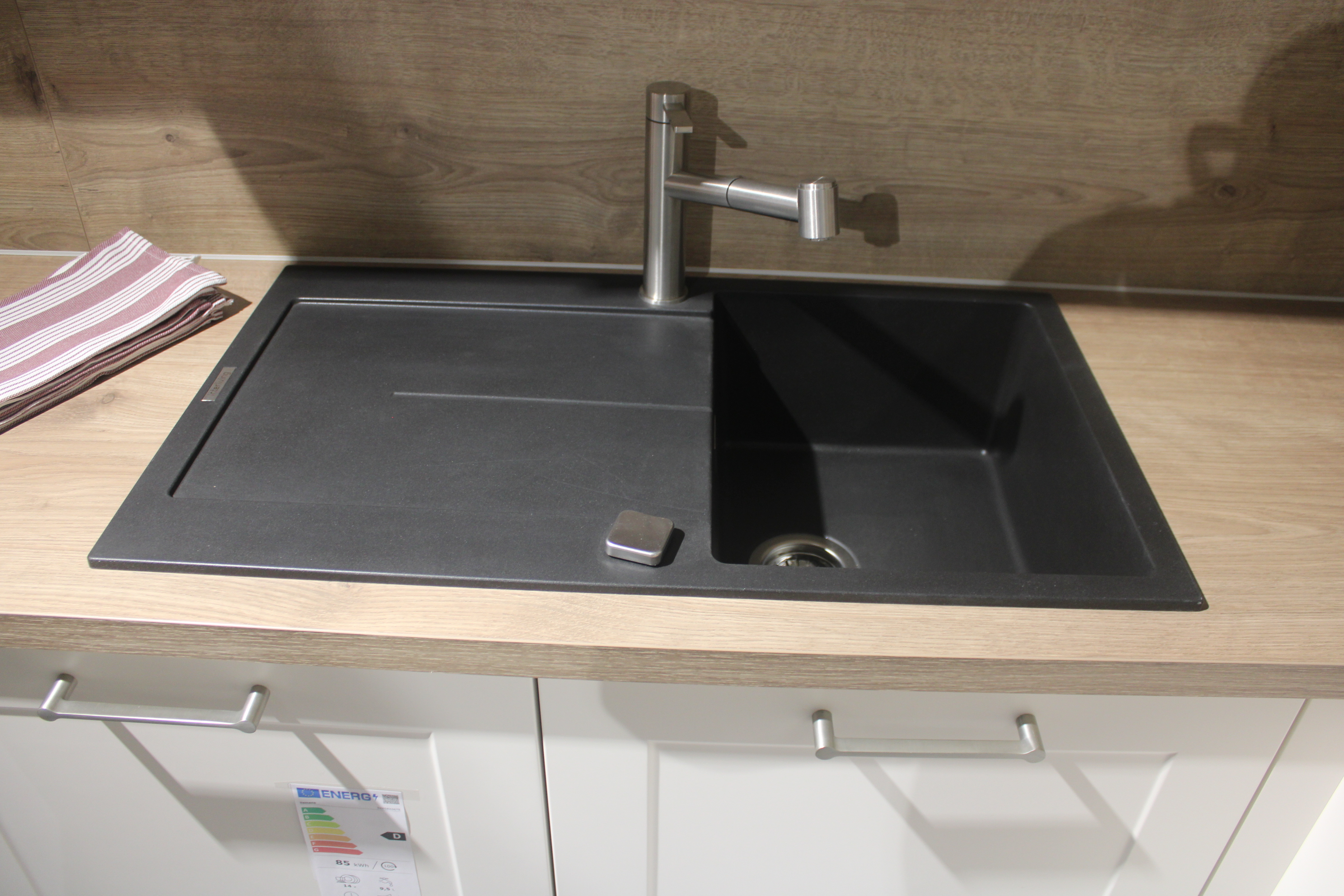 Musterküche, Lack Magnolia, Griffleiste Edelstahloptik -  Interliving 3630