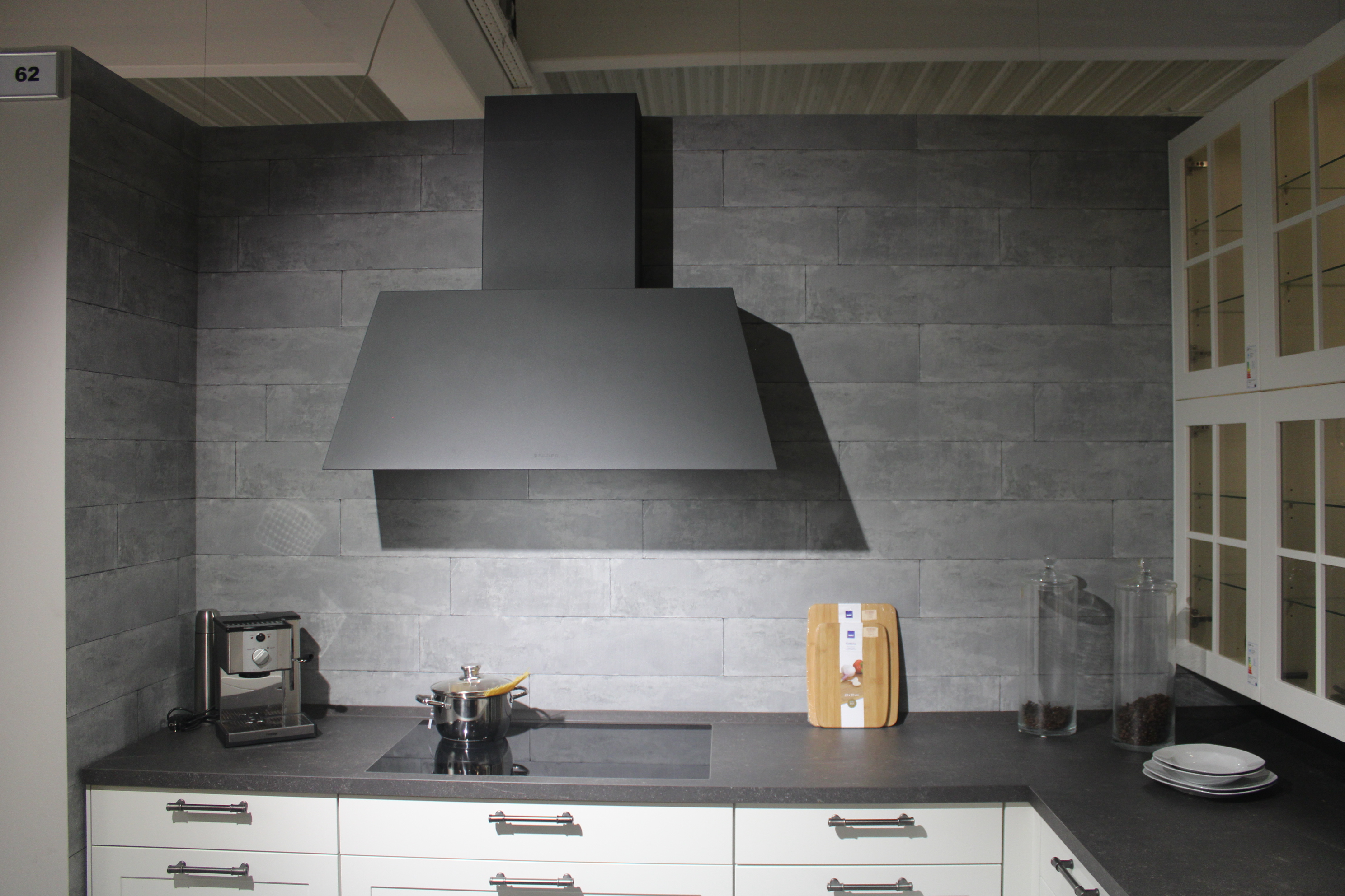 Muster-Landhausküche, Fronten Lack Weiß matt, Griffe Edelstahl schwarz lasiert - Nobilia Nordic