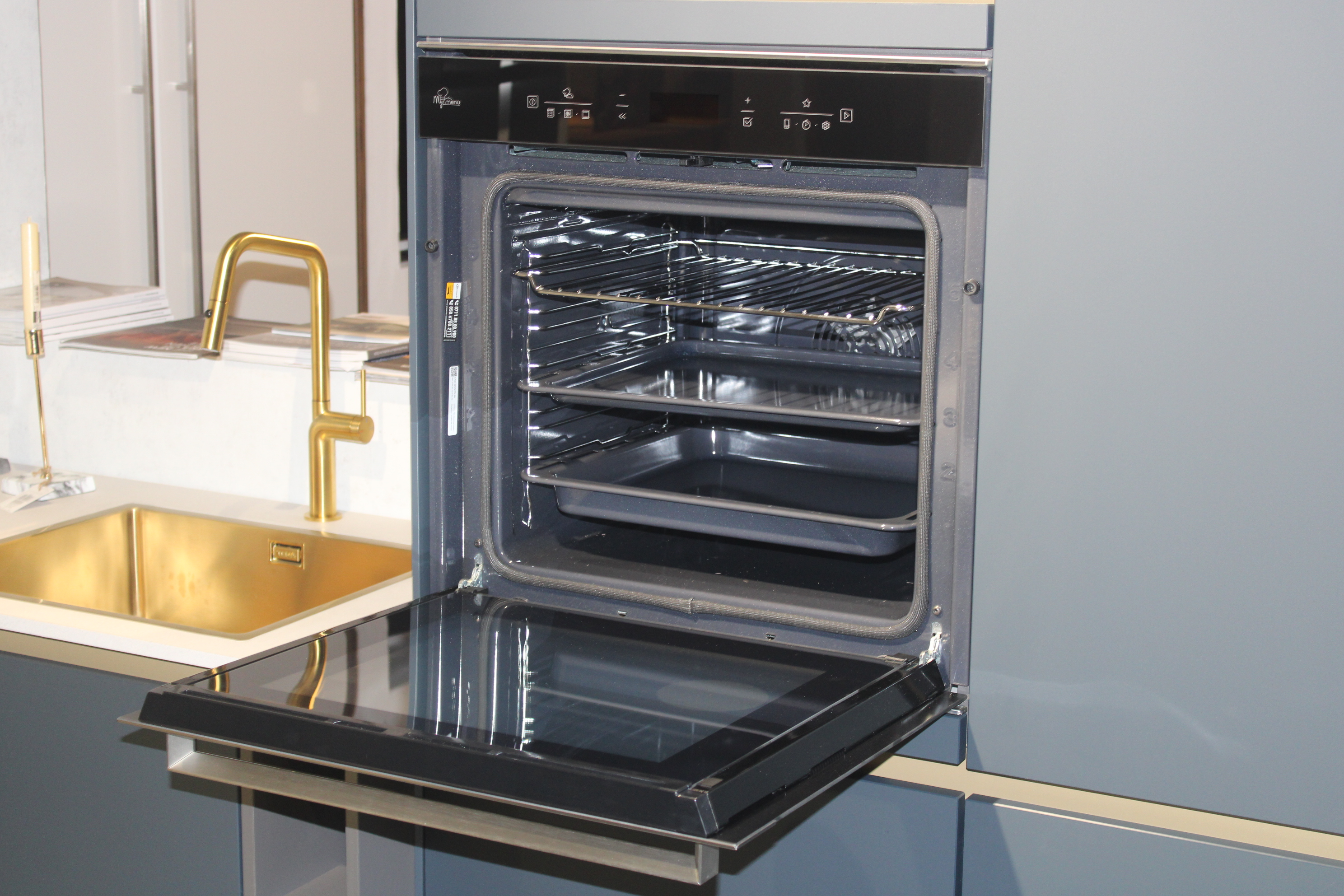 Musterküche, Fronten Fjordblau, Korpus in Schiefergrau - Nobilia Easytouch