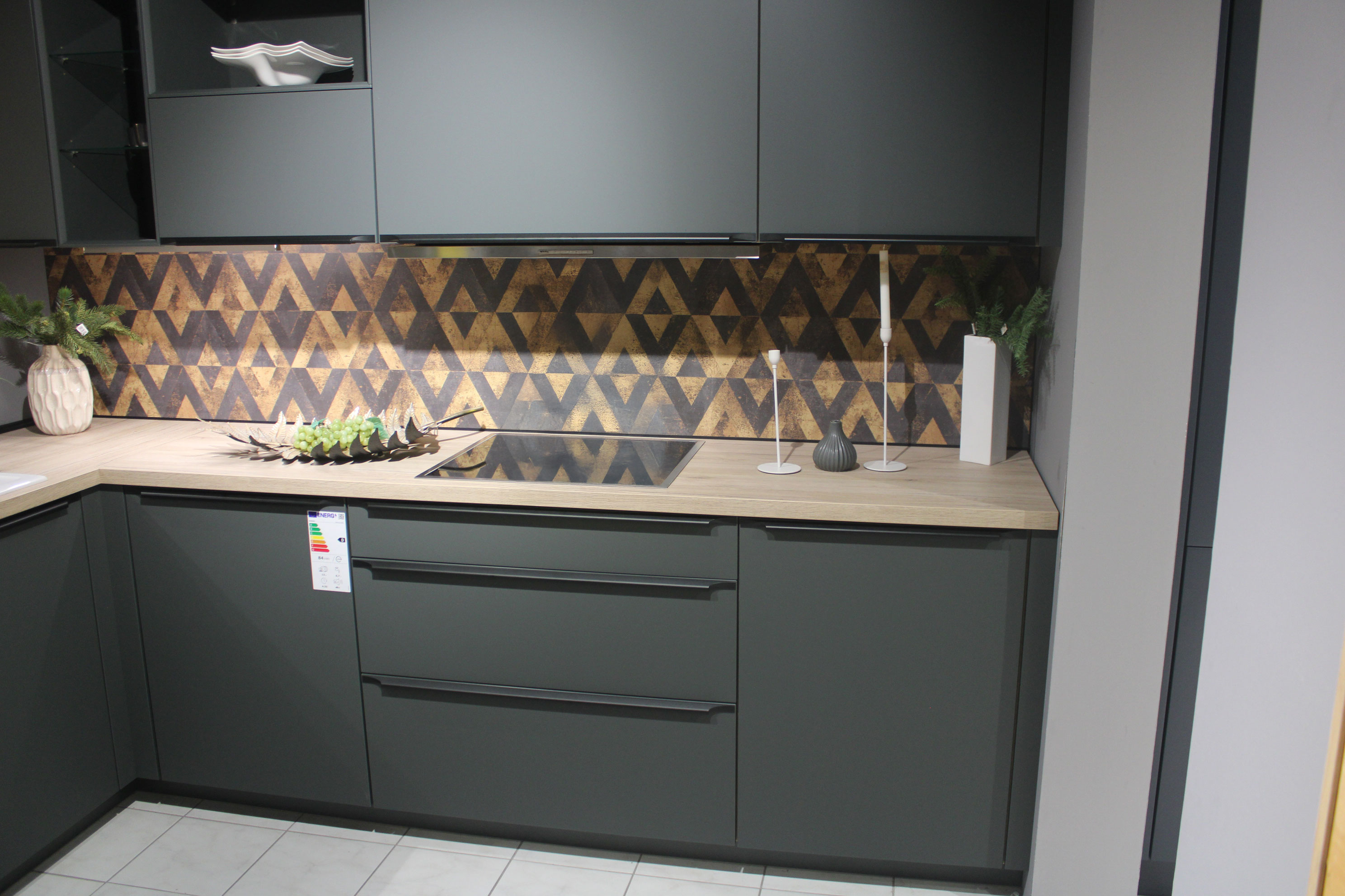 Musterküche, Lacklaminat Mineralgrün Supermatt, Arbeitsplatte Eiche Sanremo - Nobilia Easytouch 