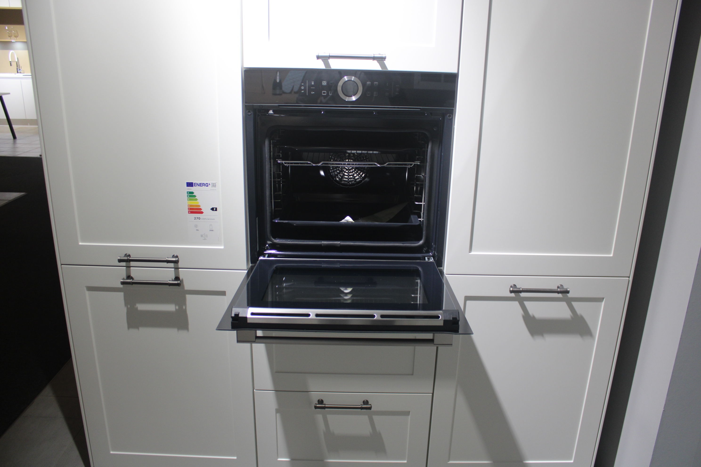 Muster-Landhausküche, Fronten Lack Weiß matt, Griffe Edelstahl schwarz lasiert - Nobilia Nordic