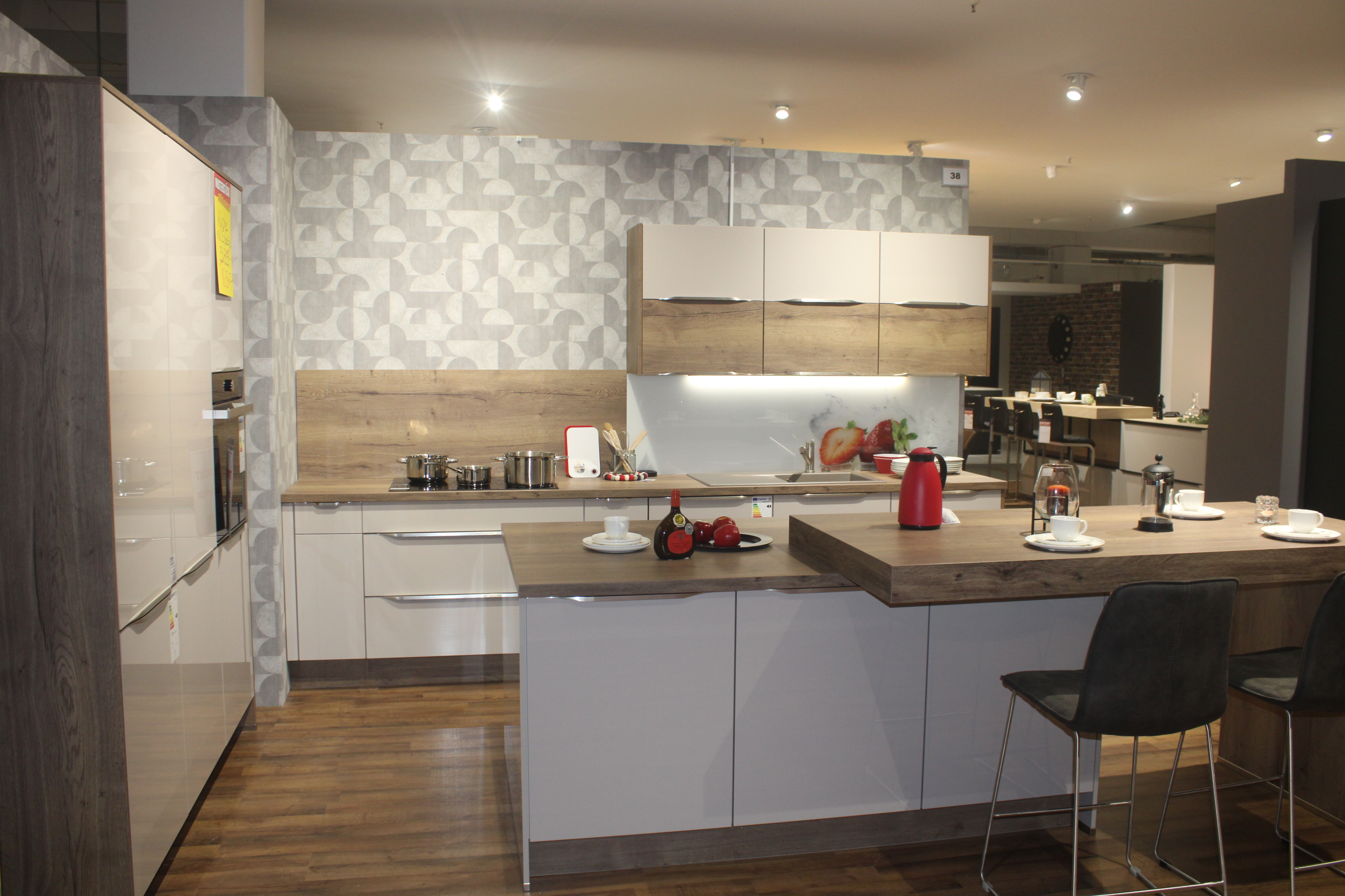 Musterküche, Fronten Sand Ultra Hochglanz  - Nobilia Focus