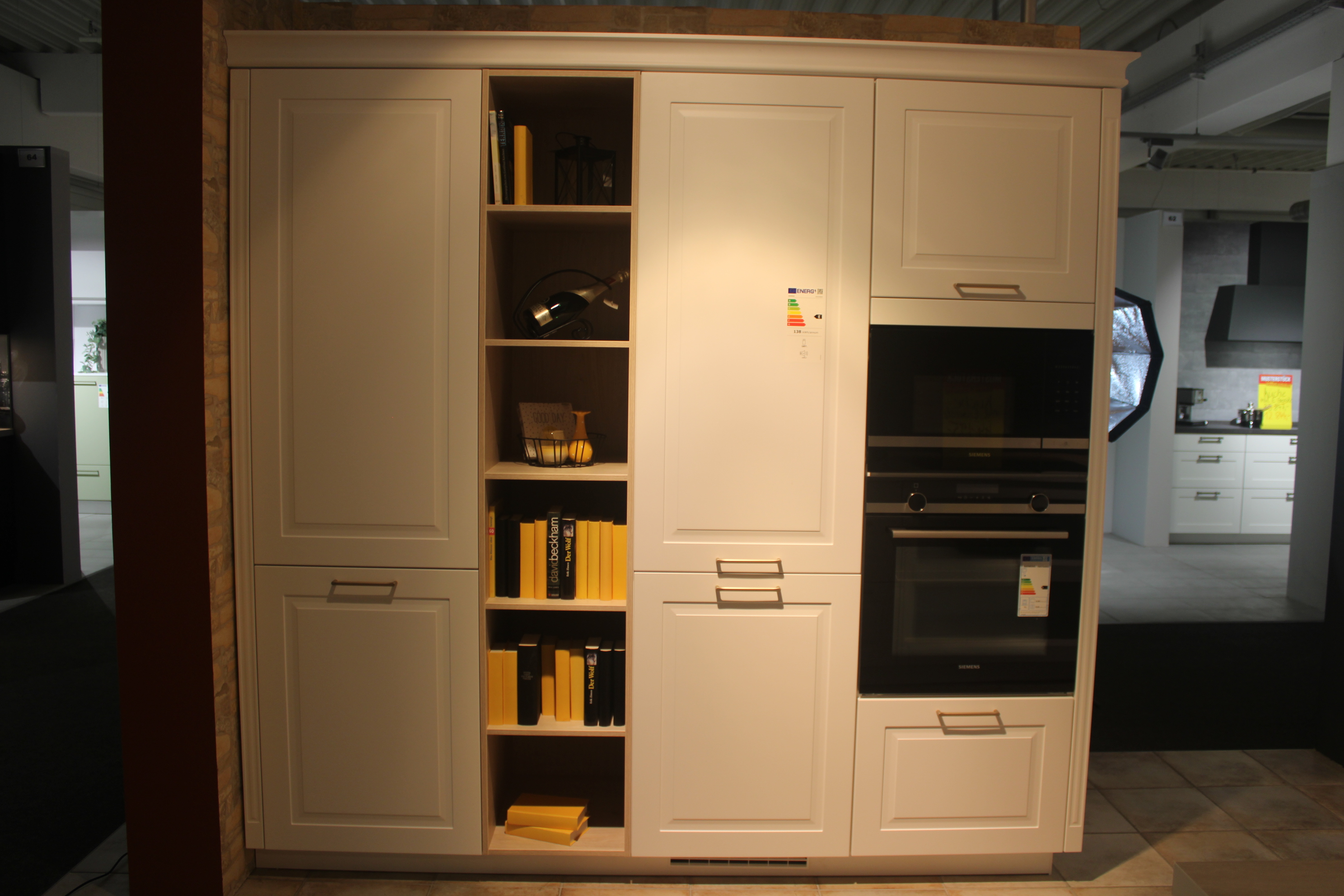 Musterküche, Fronten Alpinweiß matt, Metallgriffe Gelbgold Optik - Nobilia Sylt