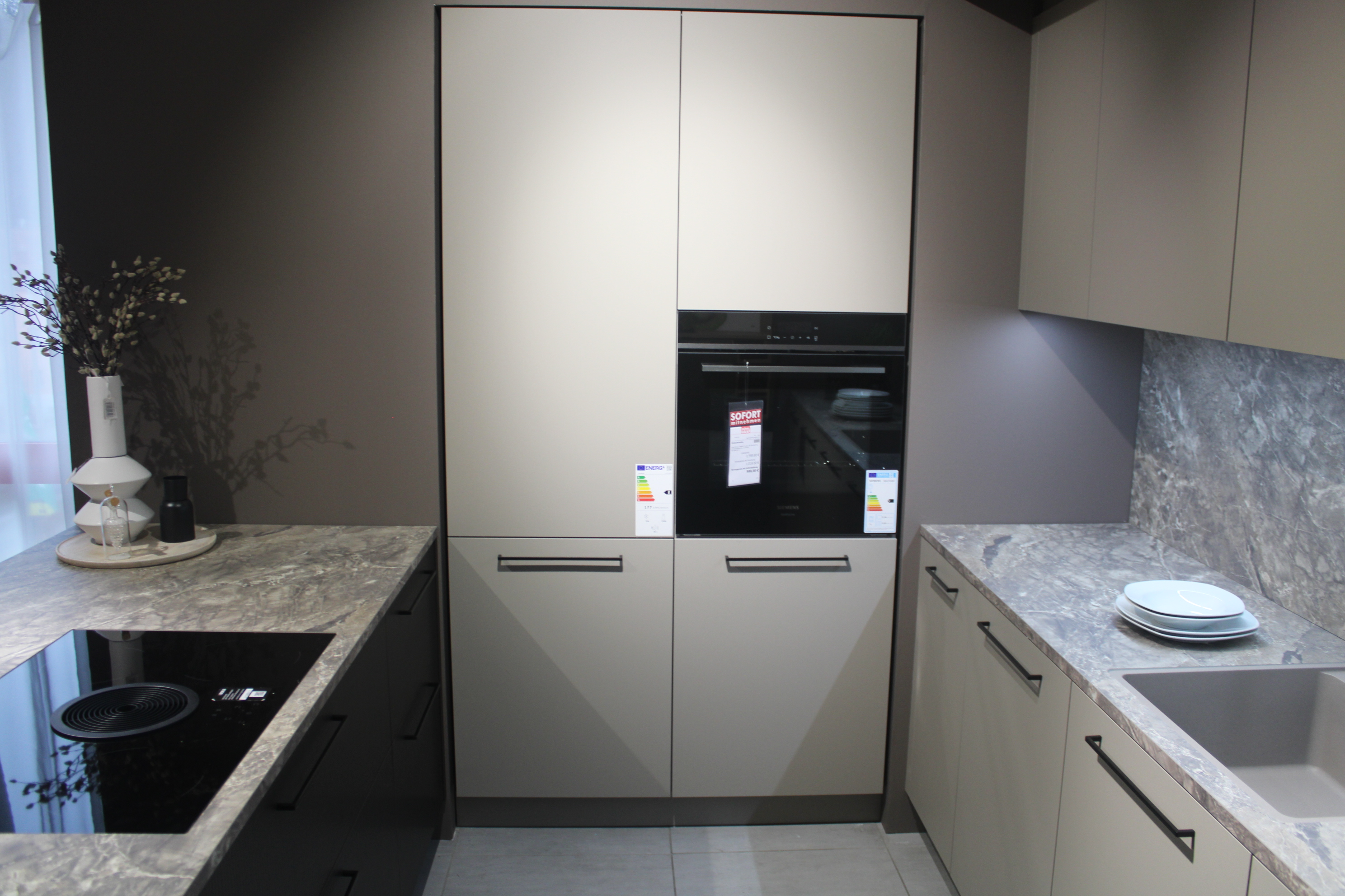 Musterküche, Lava softmatt, Gritte Metall schwarz . Interliving 3340/3220