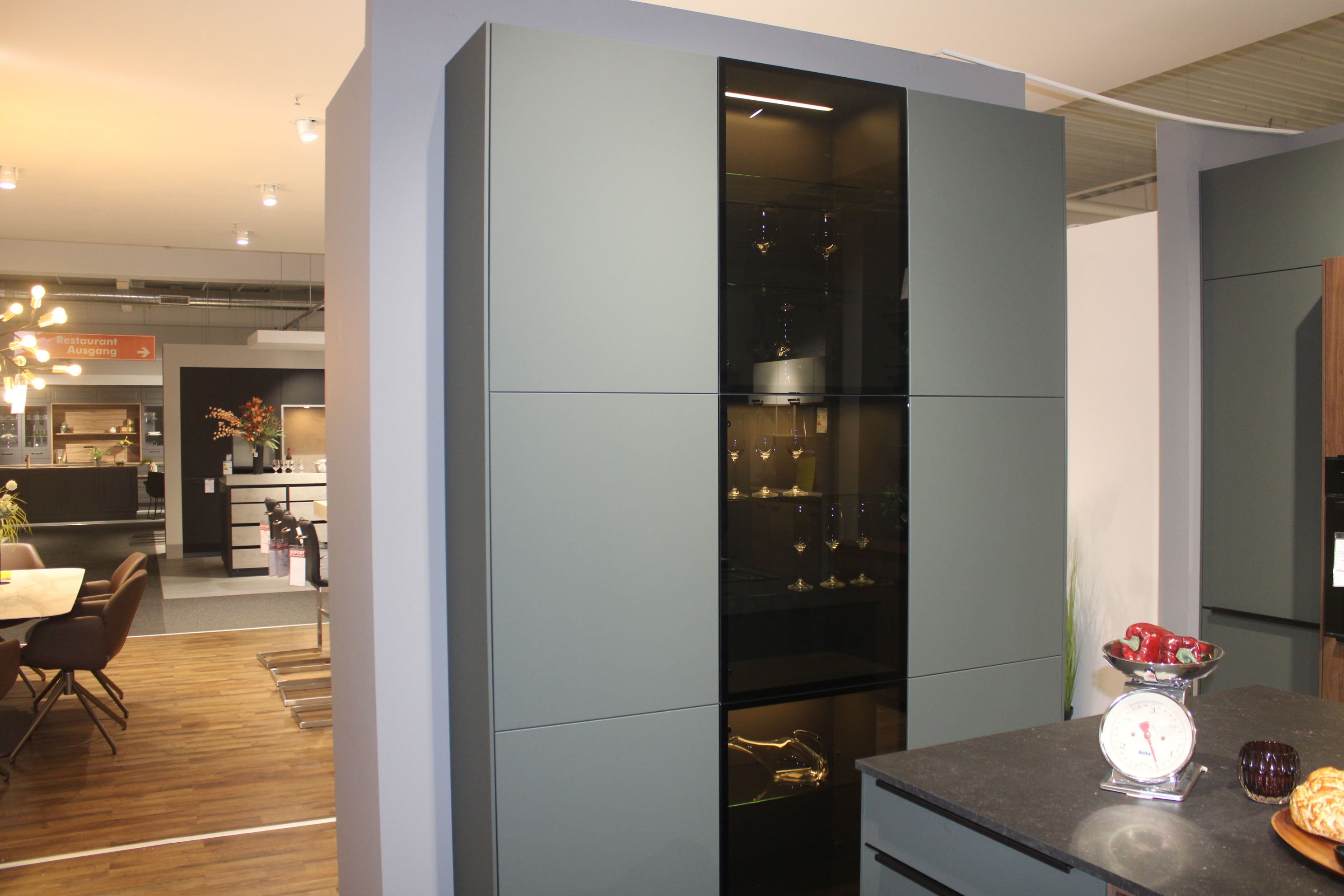 Musterküche, Fronten in Lacklaminat Mineralgrün ultramatt, Schwarze Griffleisten - Nobilia Easytouch