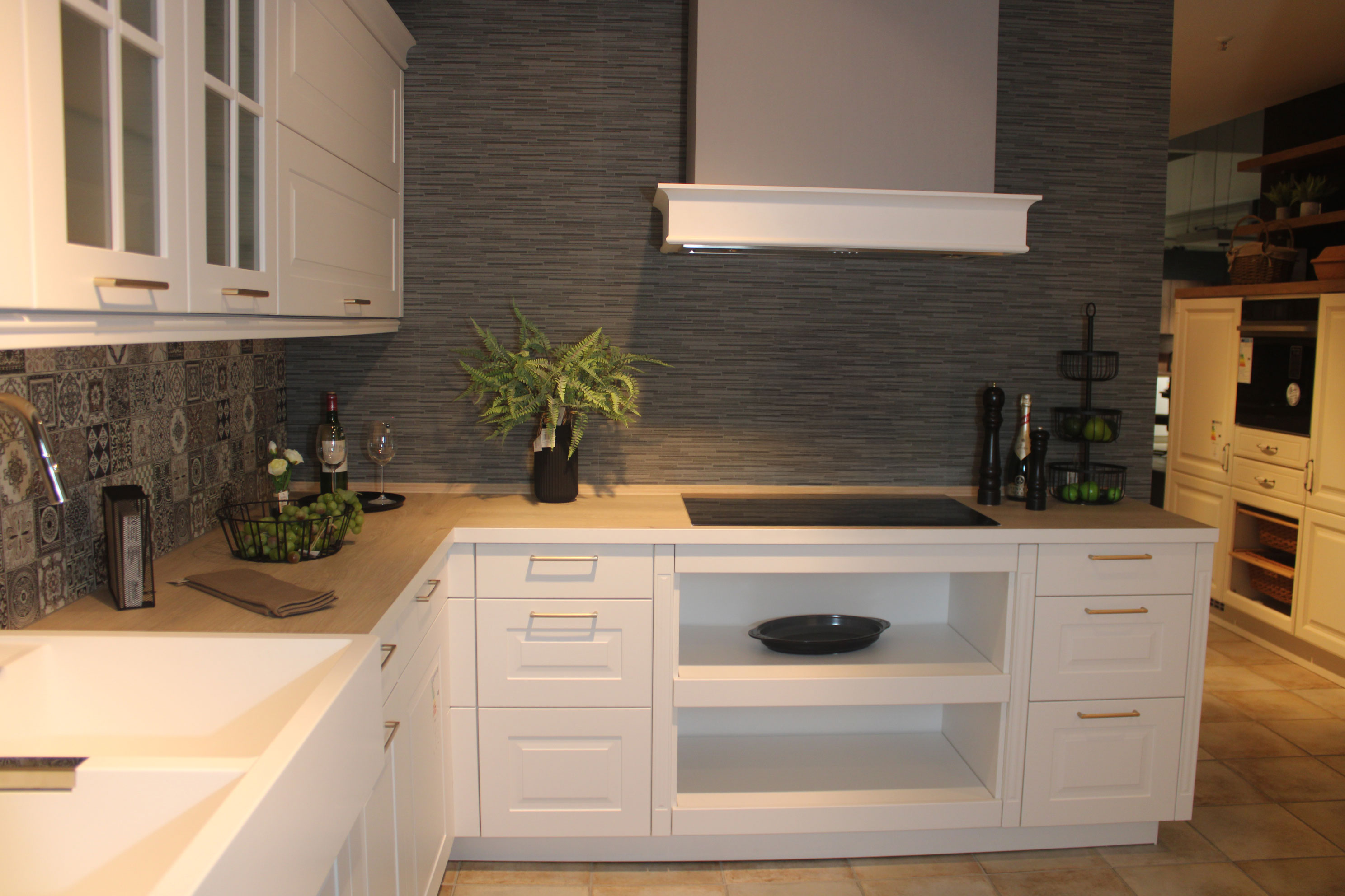 Musterküche, Fronten Alpinweiß matt, Metallgriffe Gelbgold Optik - Nobilia Sylt