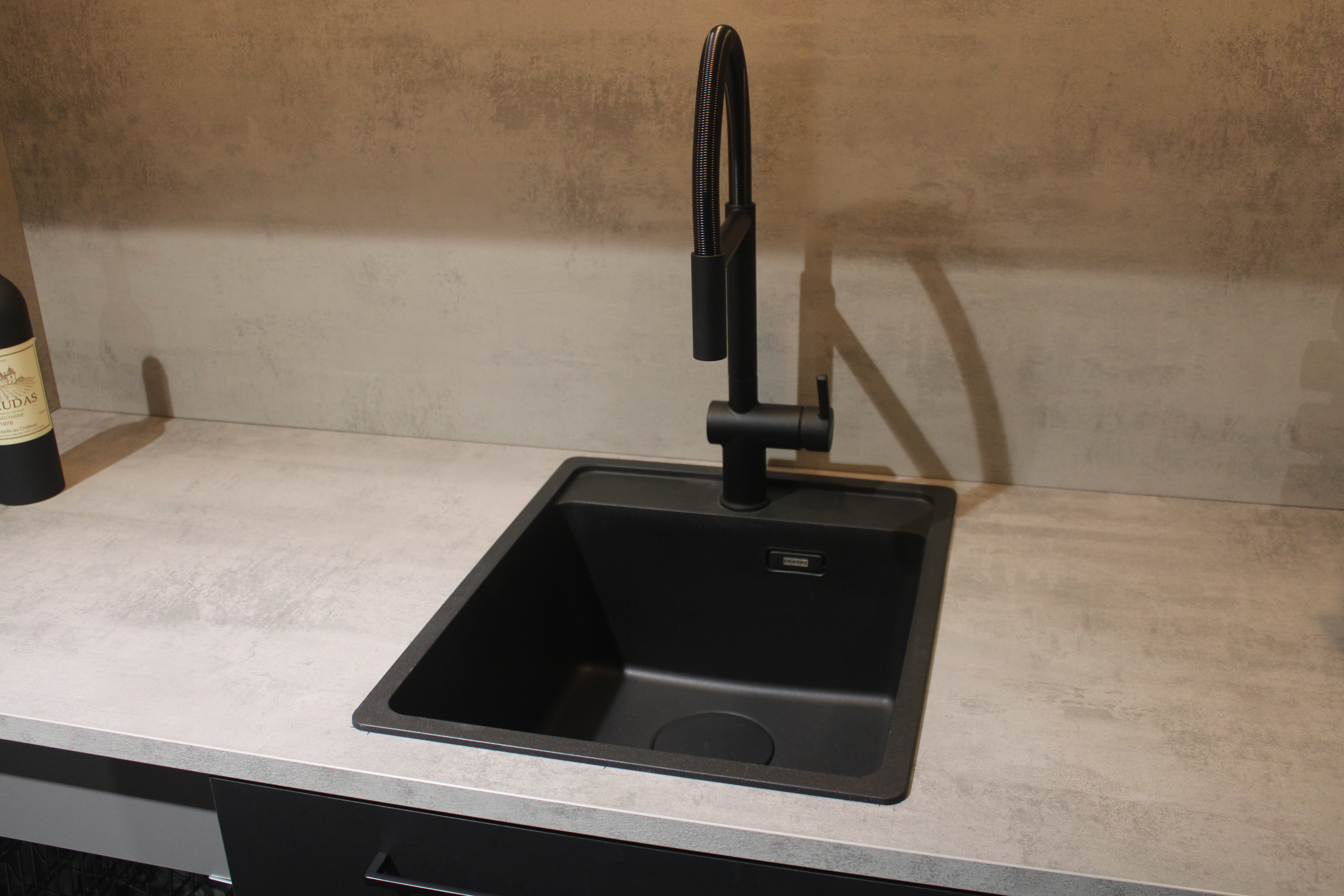 Musterküche, Frontausführung Schichtstoff schwarz, Interliving 3340