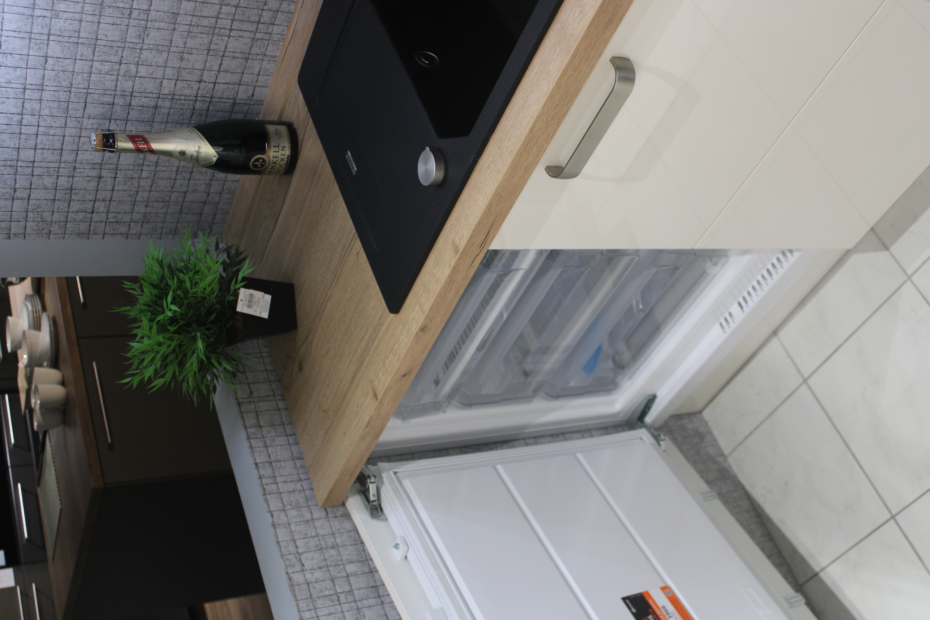 Musterküche, Flash Magnolia Hochglanz,Nobilia