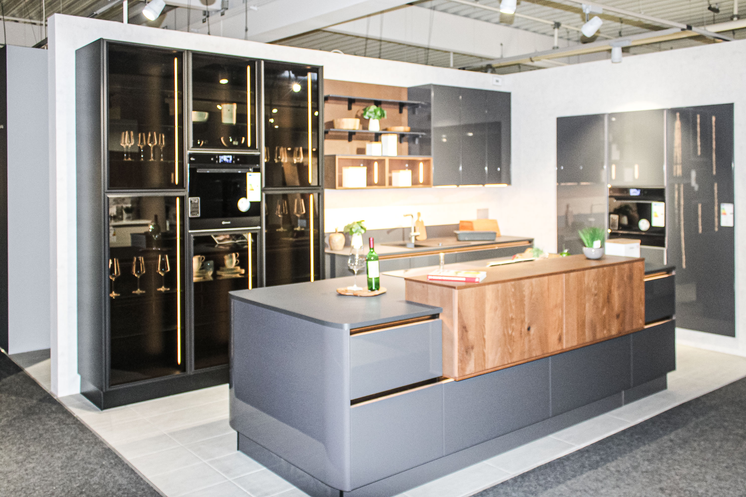 Musterküche, Fronten  Lack, Graphit Hochglanz- Akzente in Nussbaum-Optik - Interliving 3610