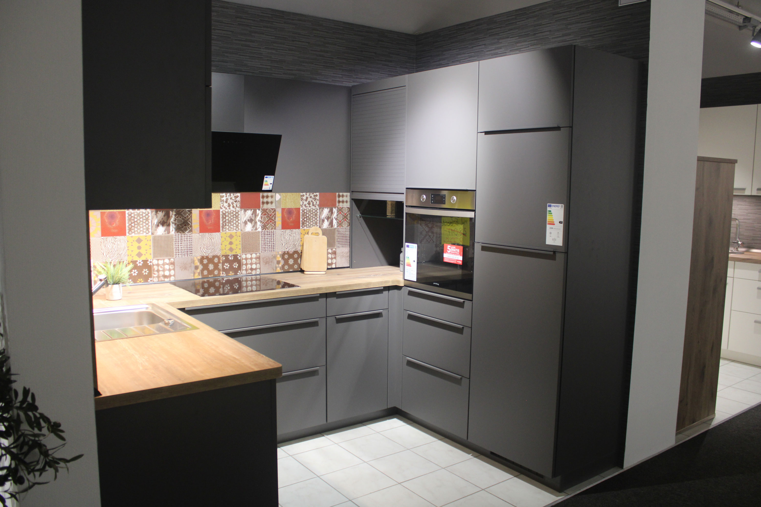 Musterküche, U-Küche, Fronten Lacklaminat Schiefergrau matt - Nobilia Touch
