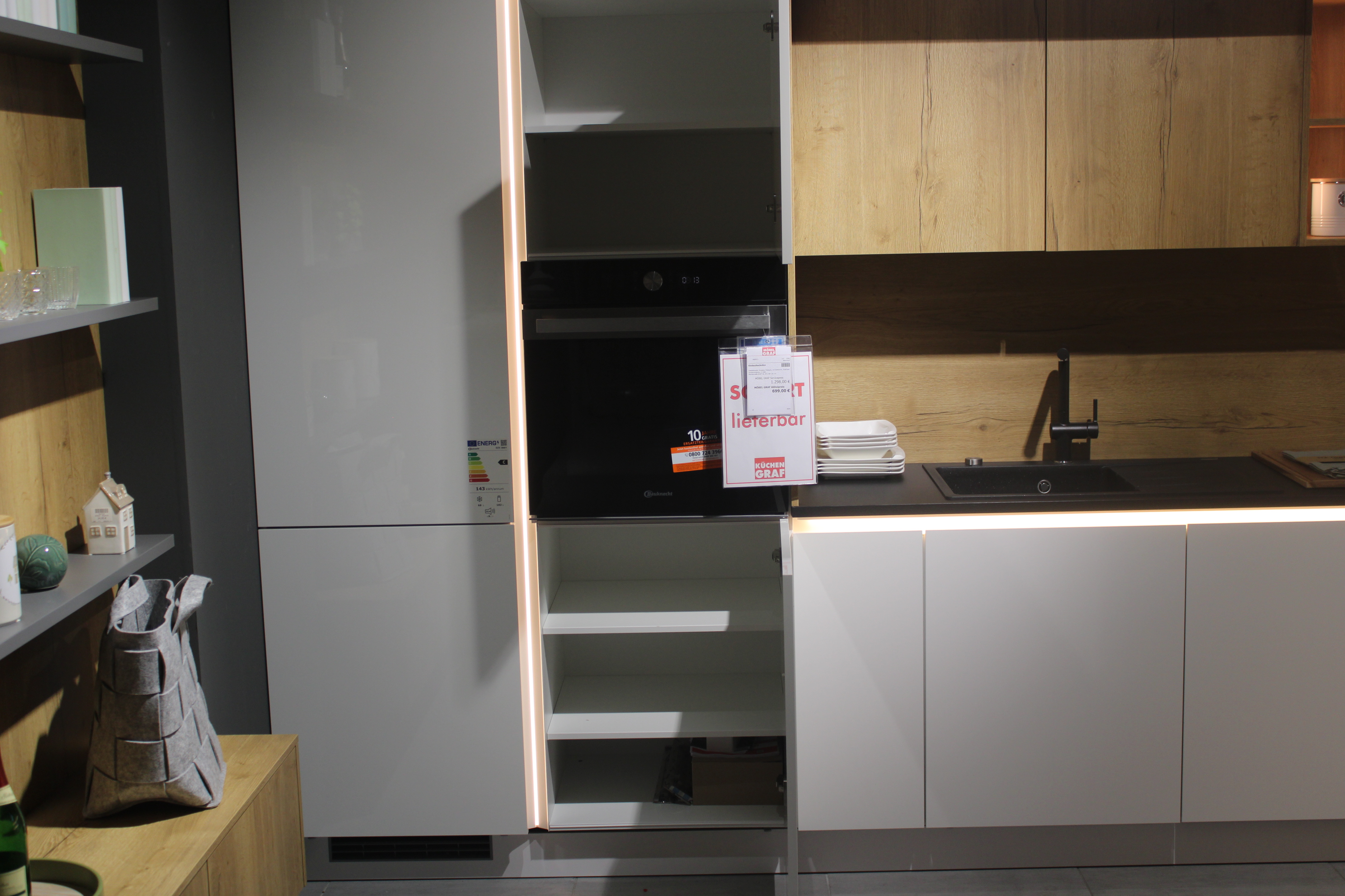 Musterküche, Lackweiß hochglanz, Griffleiste in Matrix Art- Interliving 3430