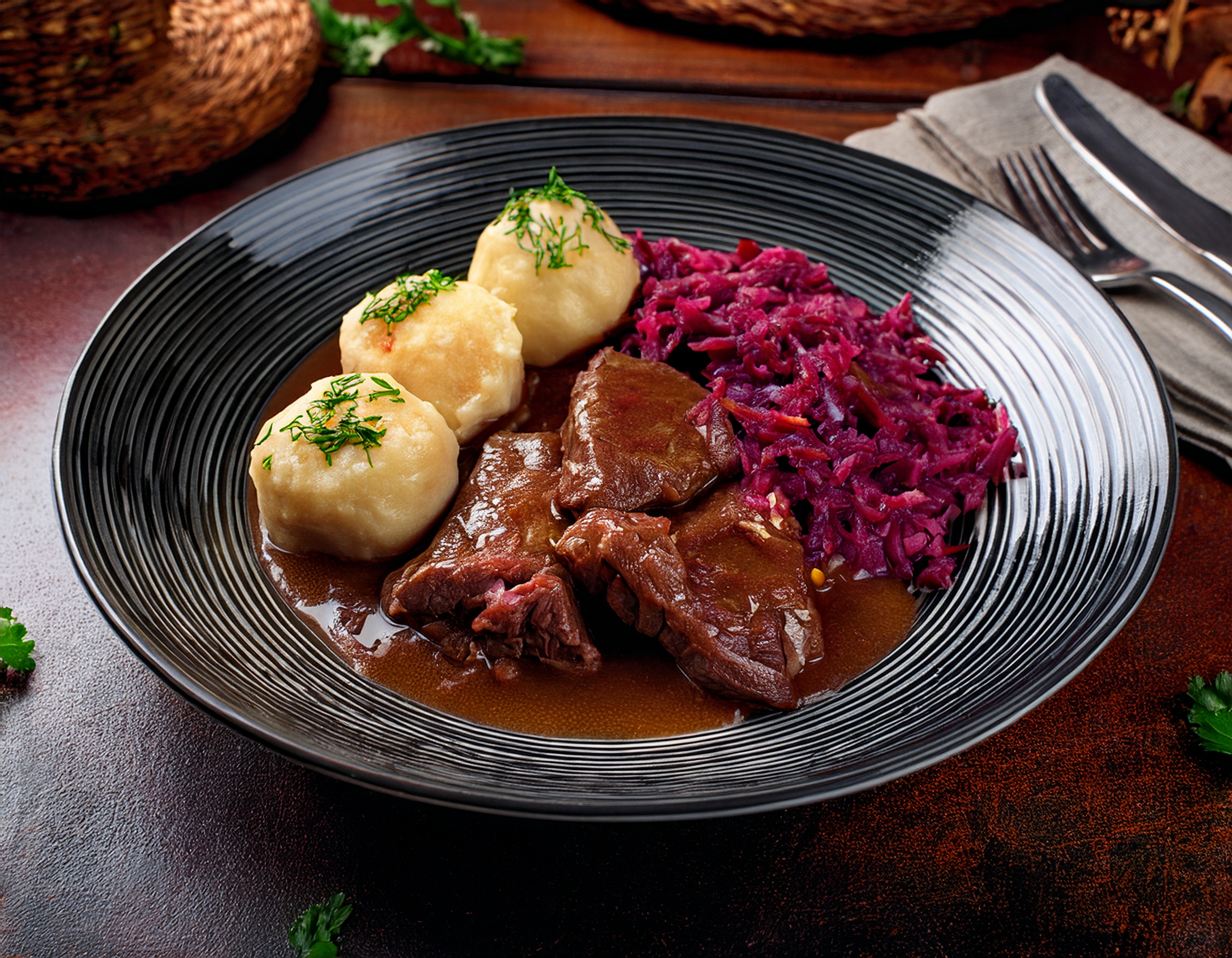 Rinderschmorbraten mit Rotkraut und Klößen