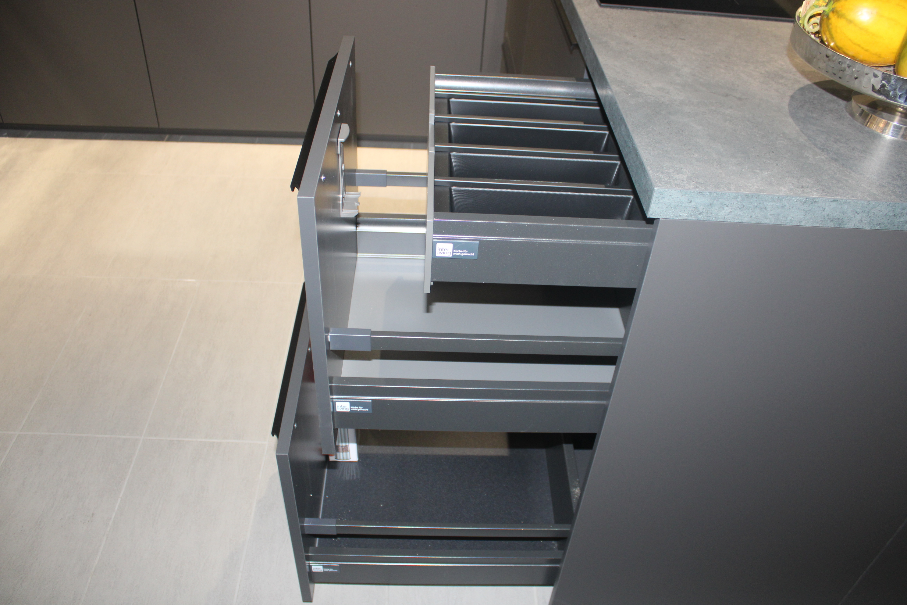 Musterküche, Fronten Melaminharz Graphit  - Interliving 3110