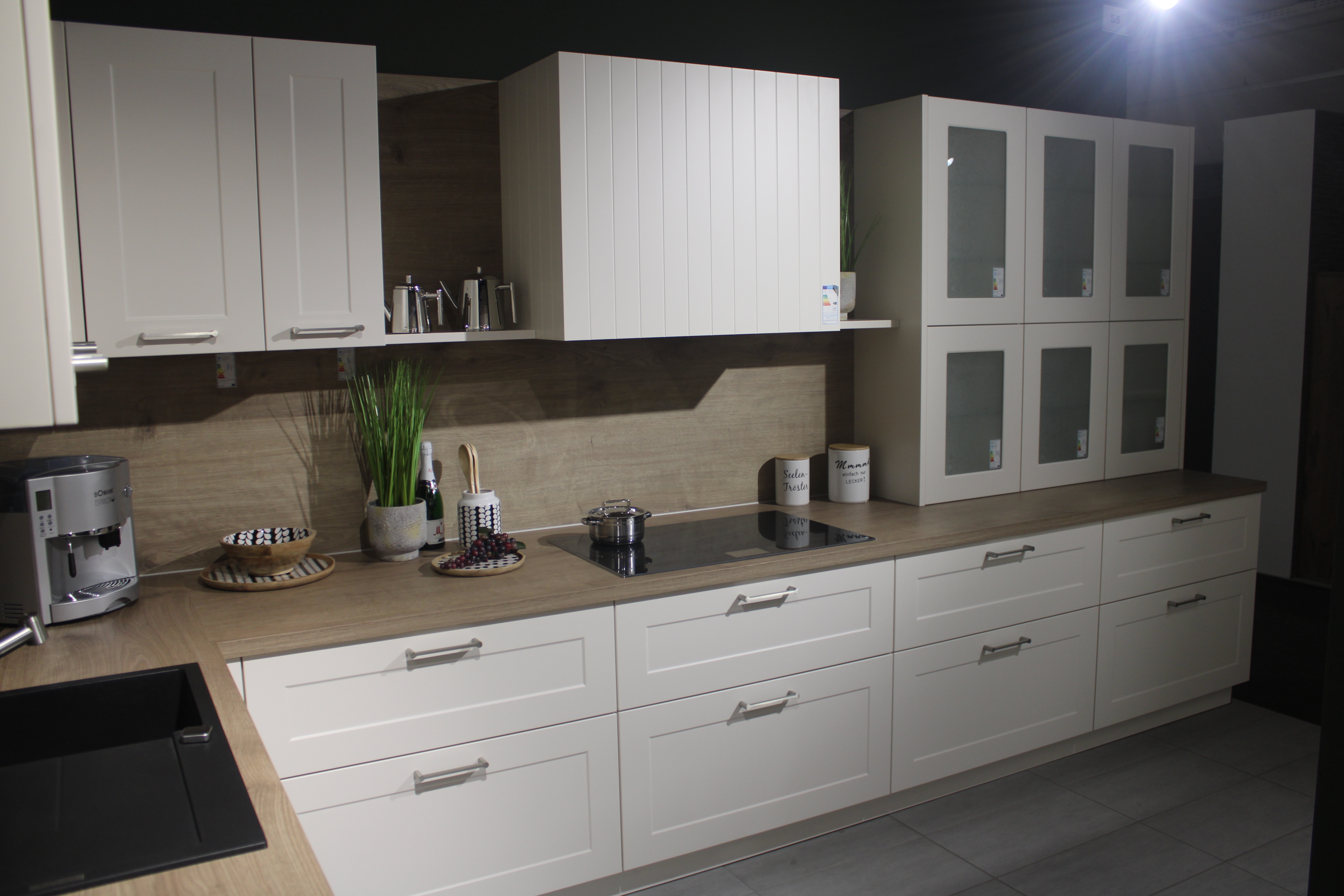 Musterküche, Lack Magnolia, Griffleiste Edelstahloptik -  Interliving 3630