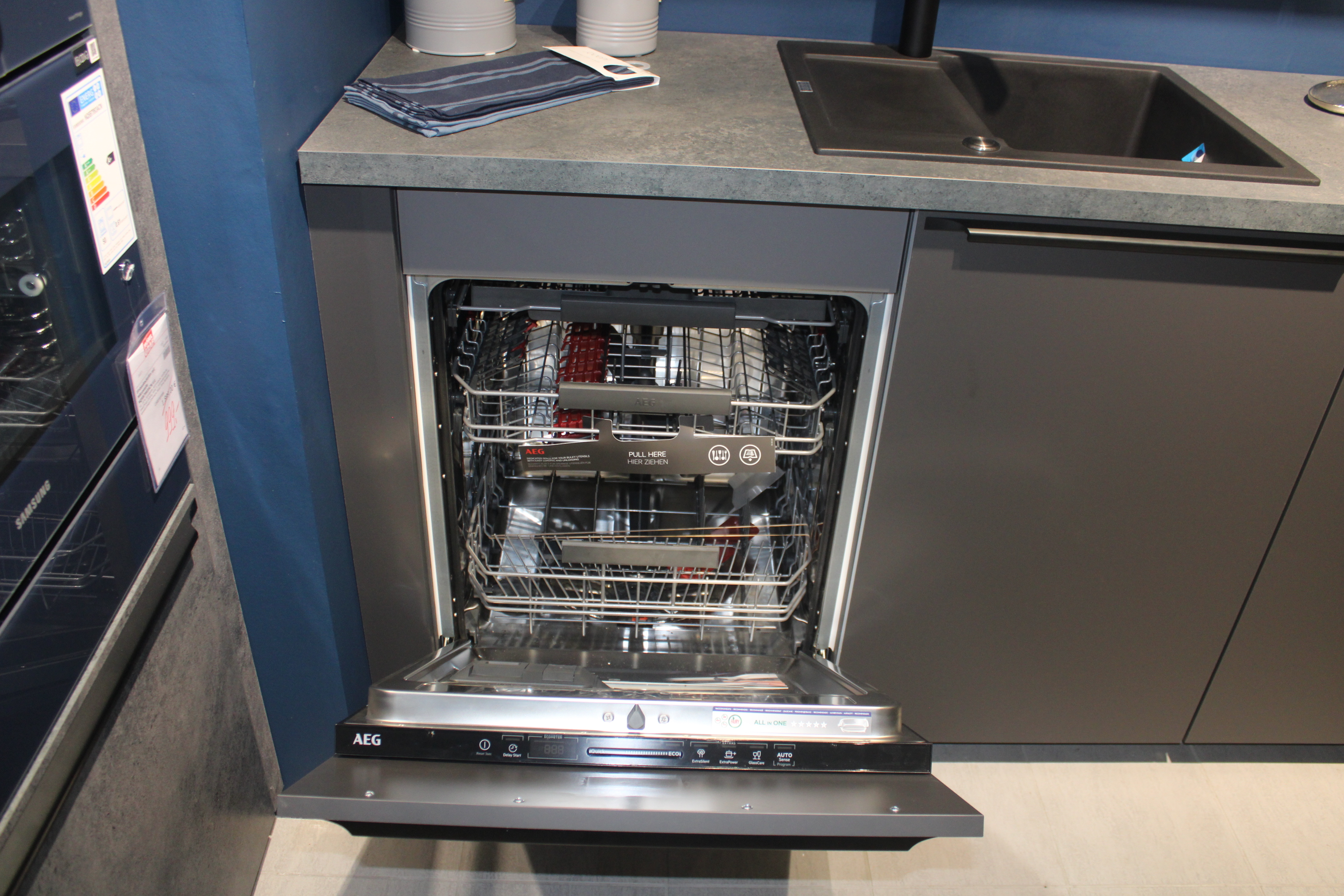 Musterküche, Fronten Melaminharz Graphit  - Interliving 3110