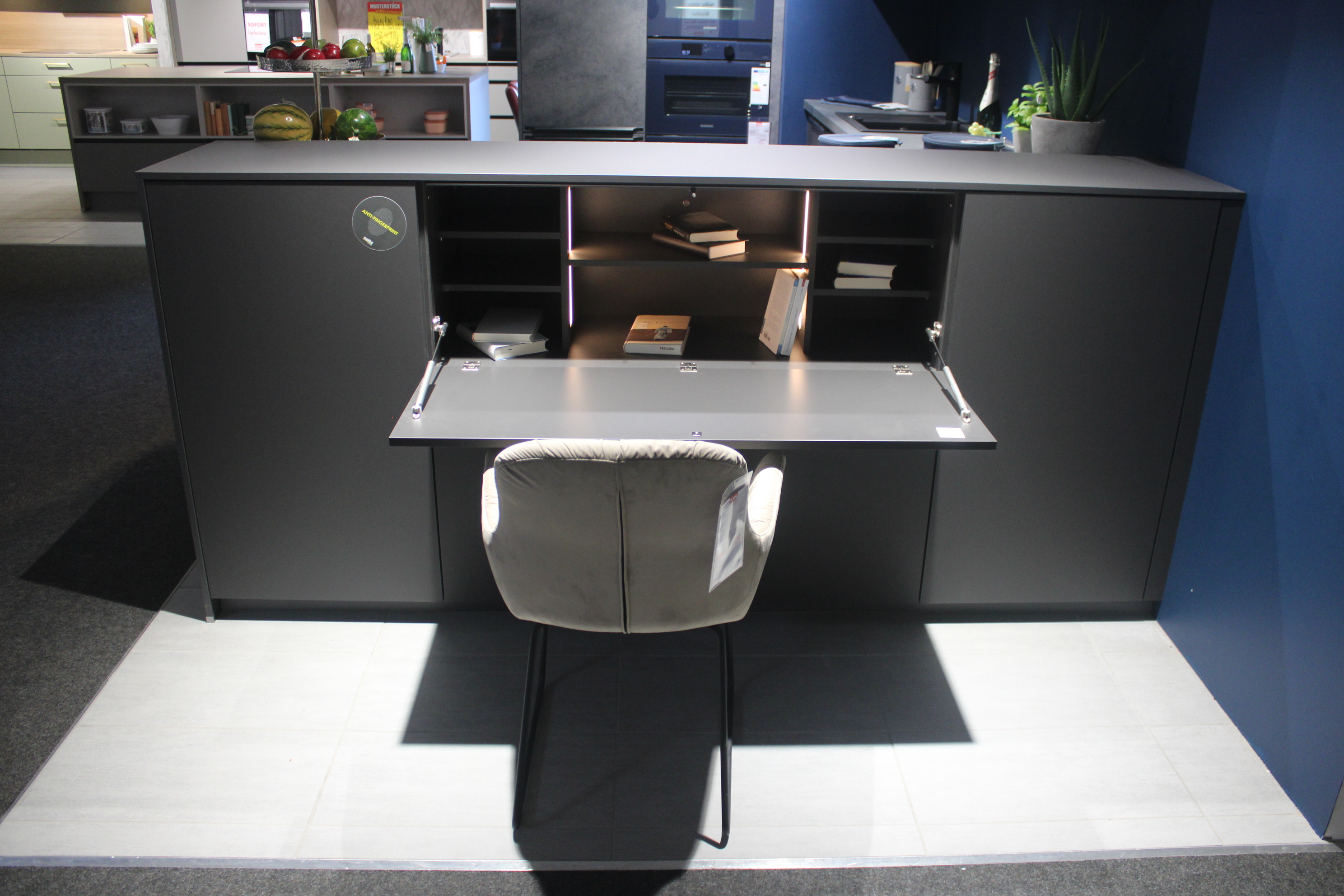 Musterküche, Fronten Melaminharz Graphit  - Interliving 3110