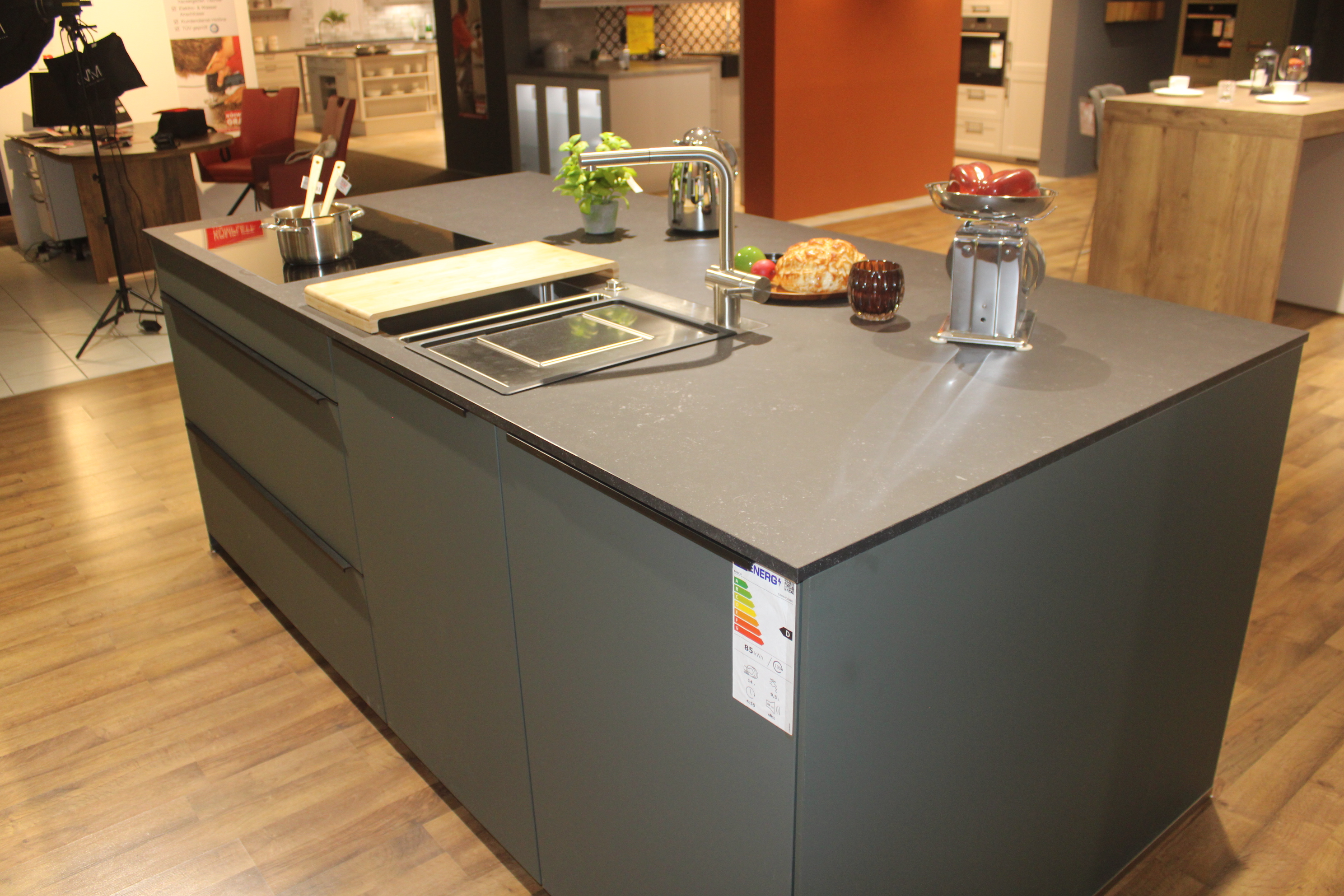 Musterküche, Fronten in Lacklaminat Mineralgrün ultramatt, Schwarze Griffleisten - Nobilia Easytouch