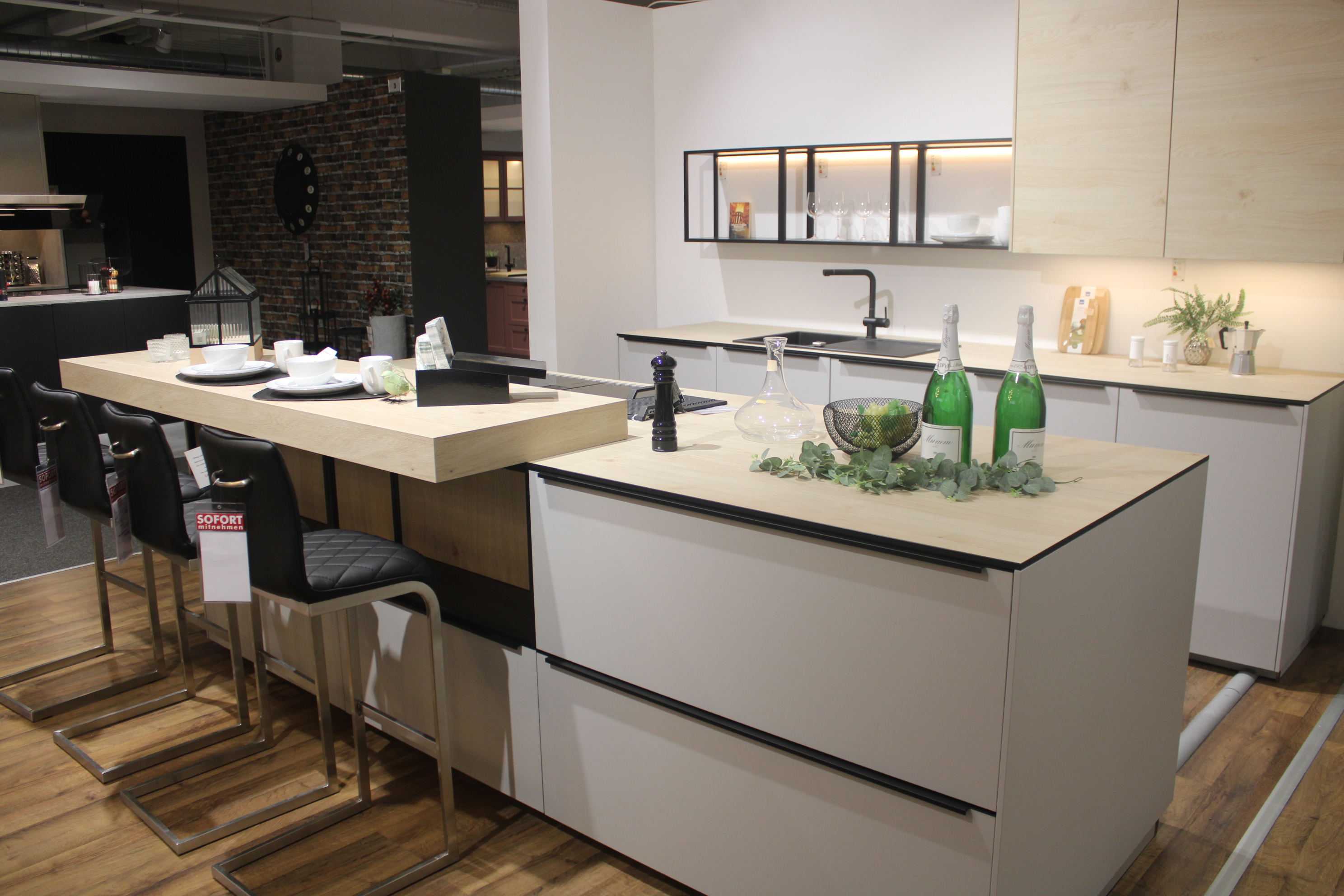 Musterküche, Fronten Papyrusgrau, Griffleise schwarz - Interliving 3110