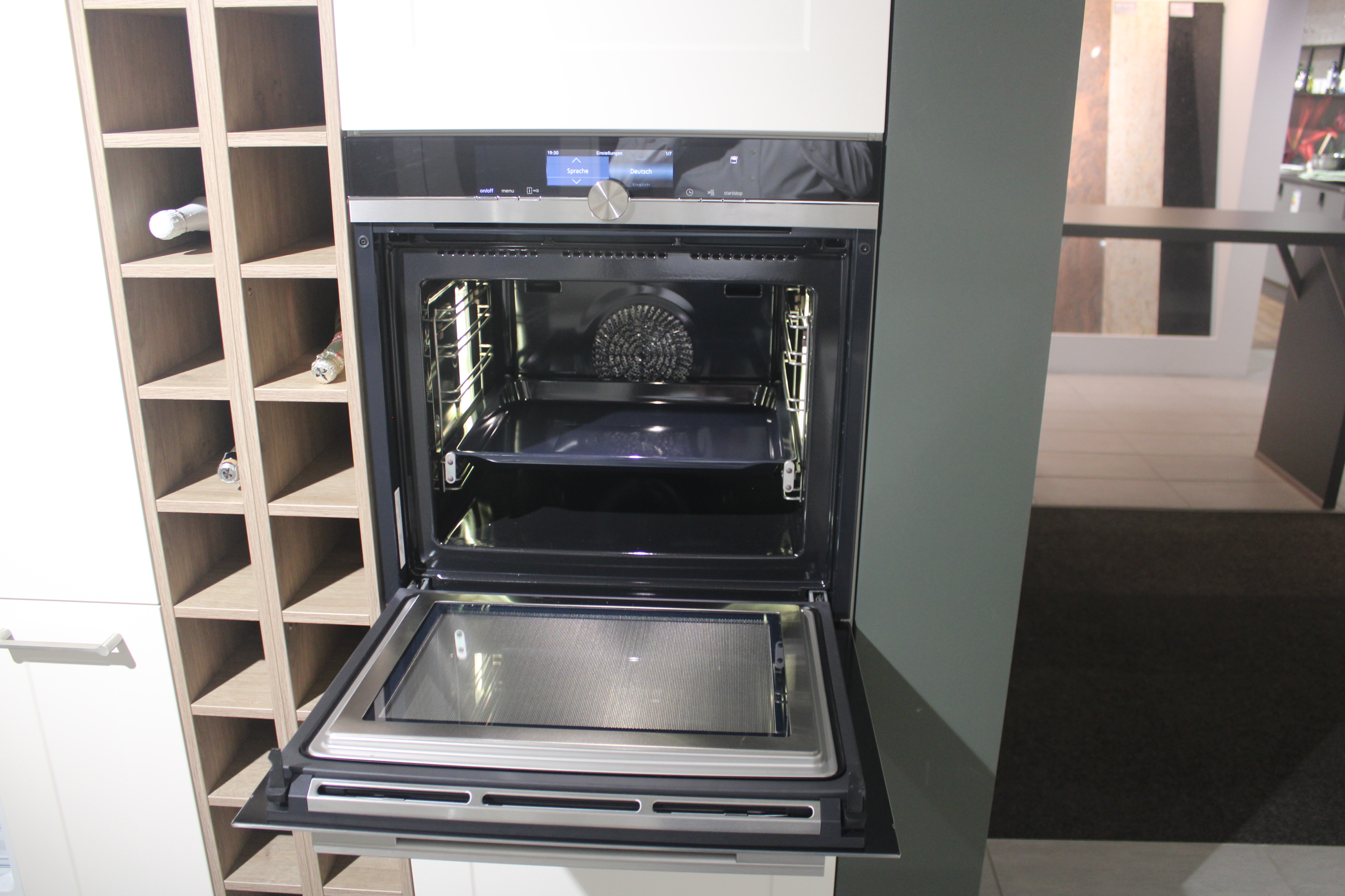 Musterküche, Lack Magnolia, Griffleiste Edelstahloptik -  Interliving 3630