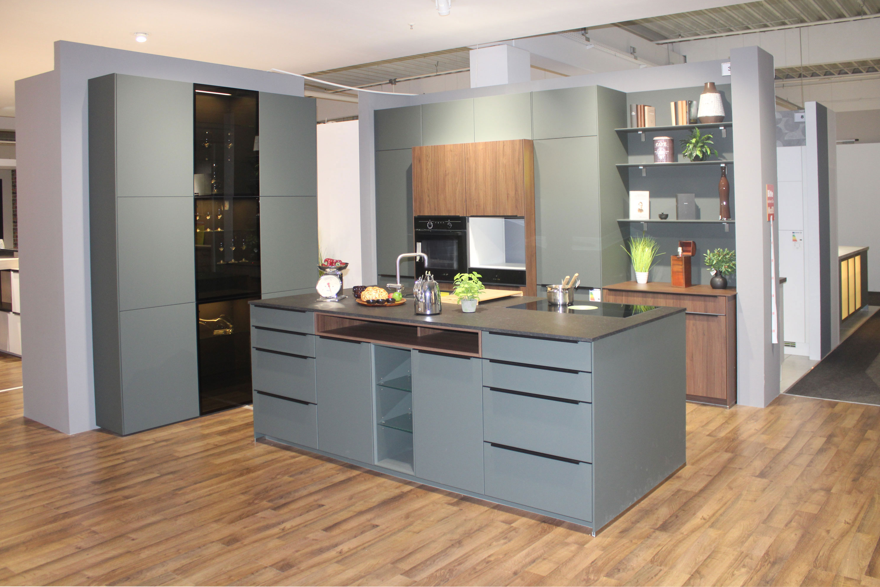 Musterküche, Fronten in Lacklaminat Mineralgrün ultramatt, Schwarze Griffleisten - Nobilia Easytouch