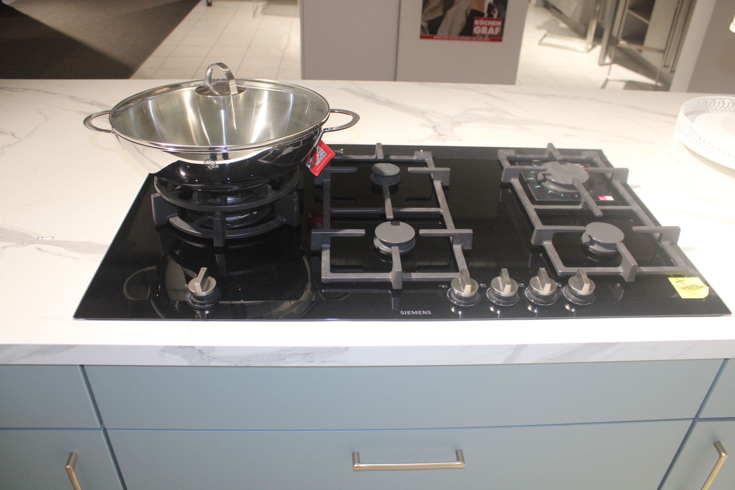 Musterküche, Touch, Lacklaminat Aqua softmatt von Nobilia