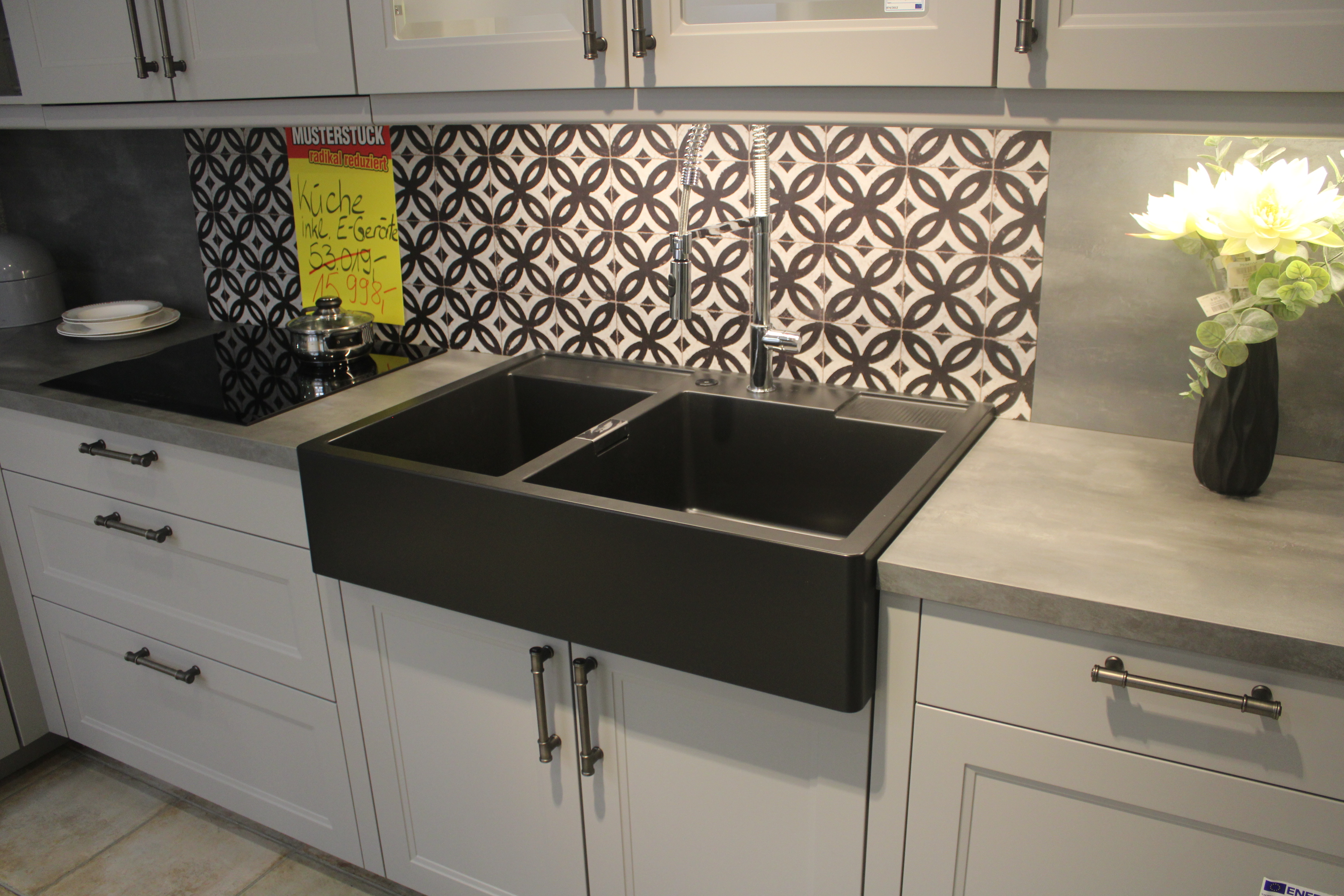 Musterküche, Fronten Lacklaminat Steingrau, moderne Relingriffe - Nobilia Cascada