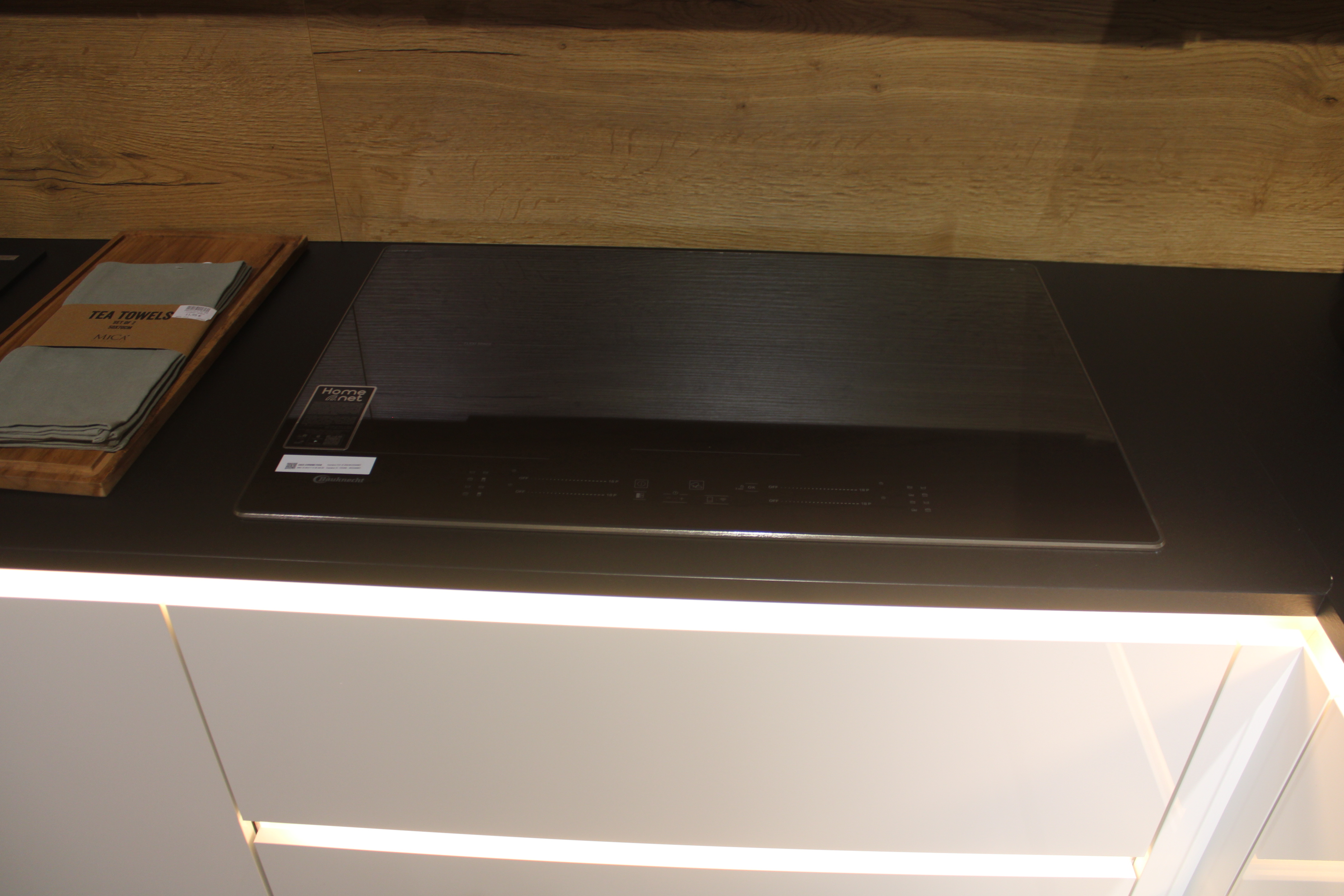 Musterküche, Lackweiß hochglanz, Griffleiste in Matrix Art- Interliving 3430