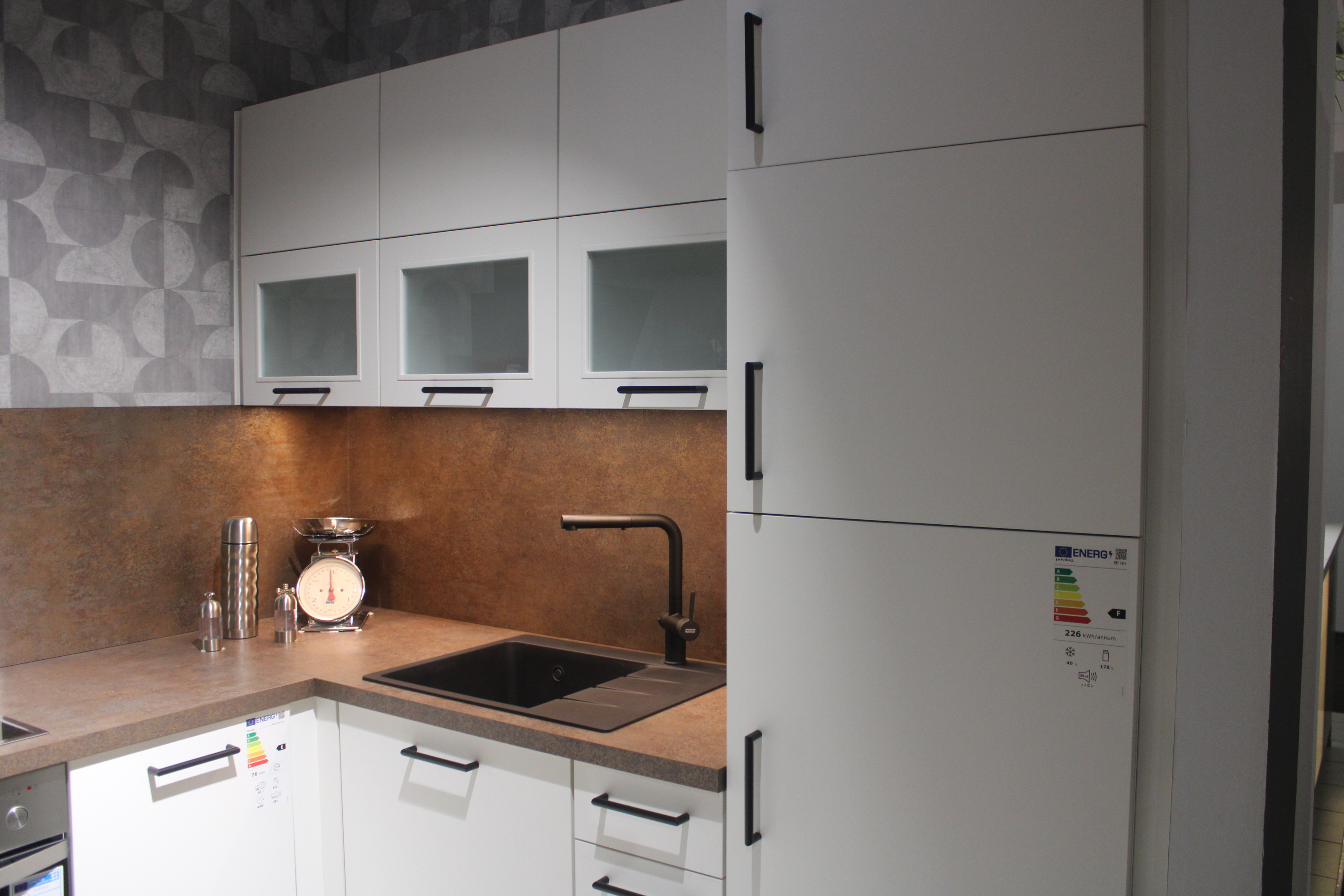 Musterküche, Fronten Lack, Weiß Premium matt, Griffe Metall schwarz - Nobilia Senso