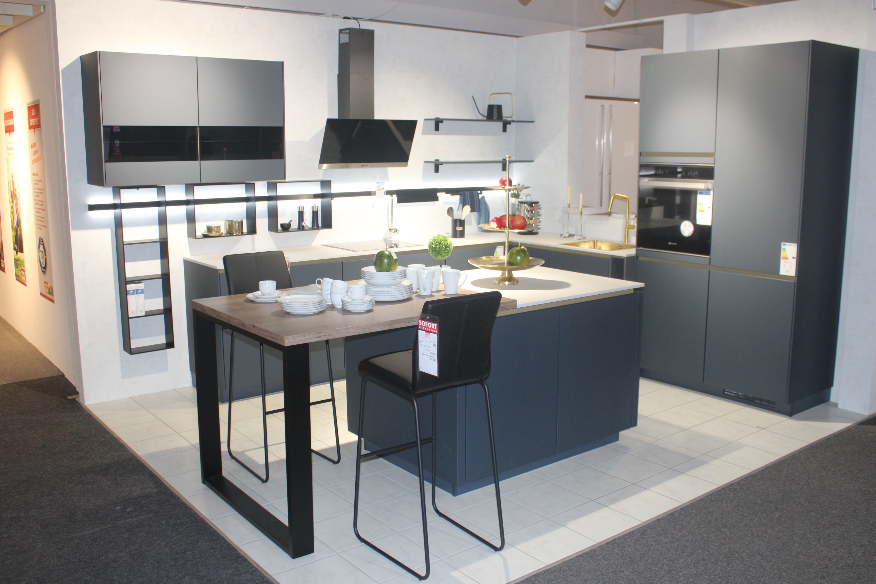 Musterküche, Fronten Fjordblau, Korpus in Schiefergrau - Nobilia Easytouch