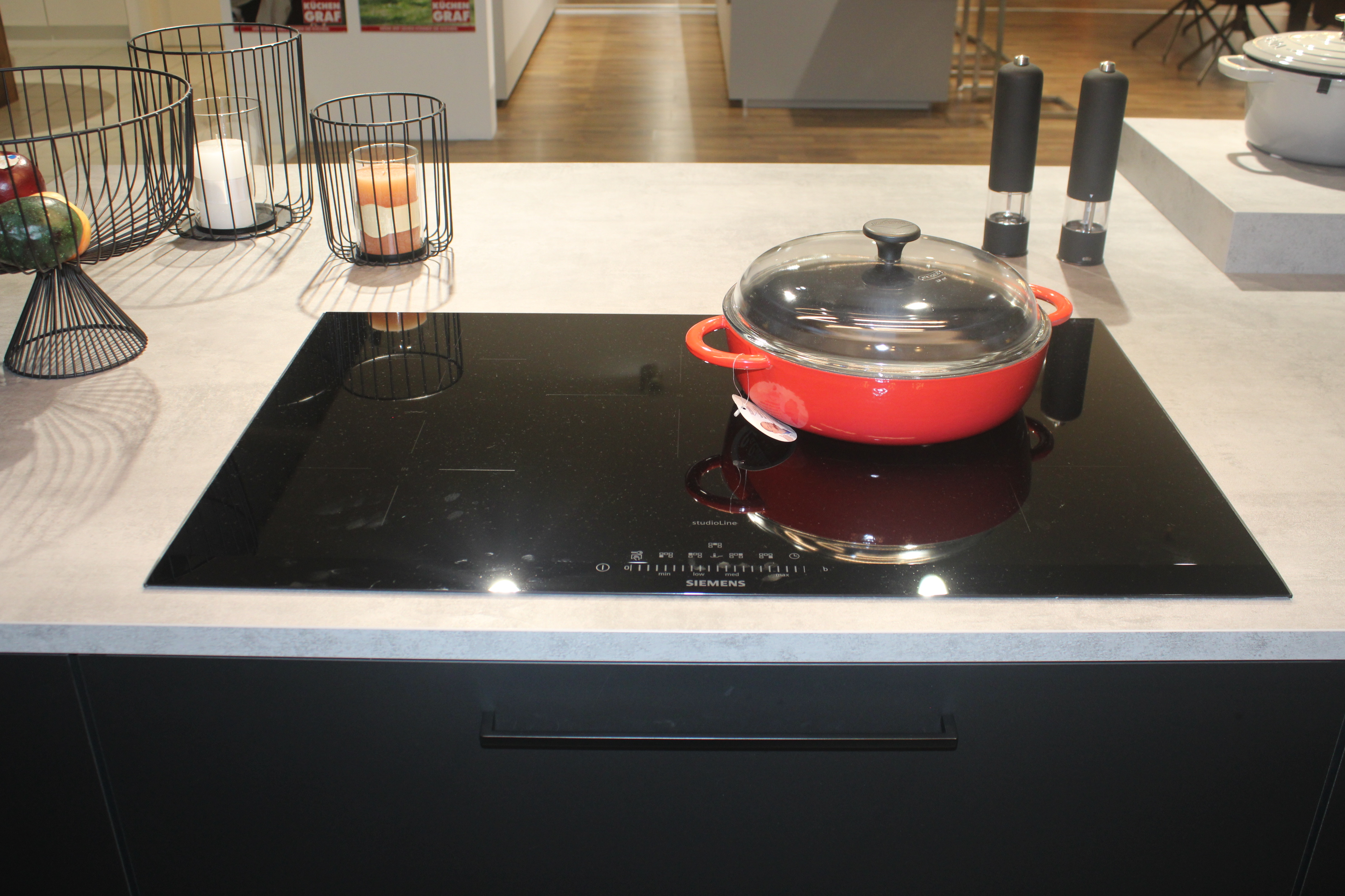 Musterküche, Frontausführung Schichtstoff schwarz, Interliving 3340