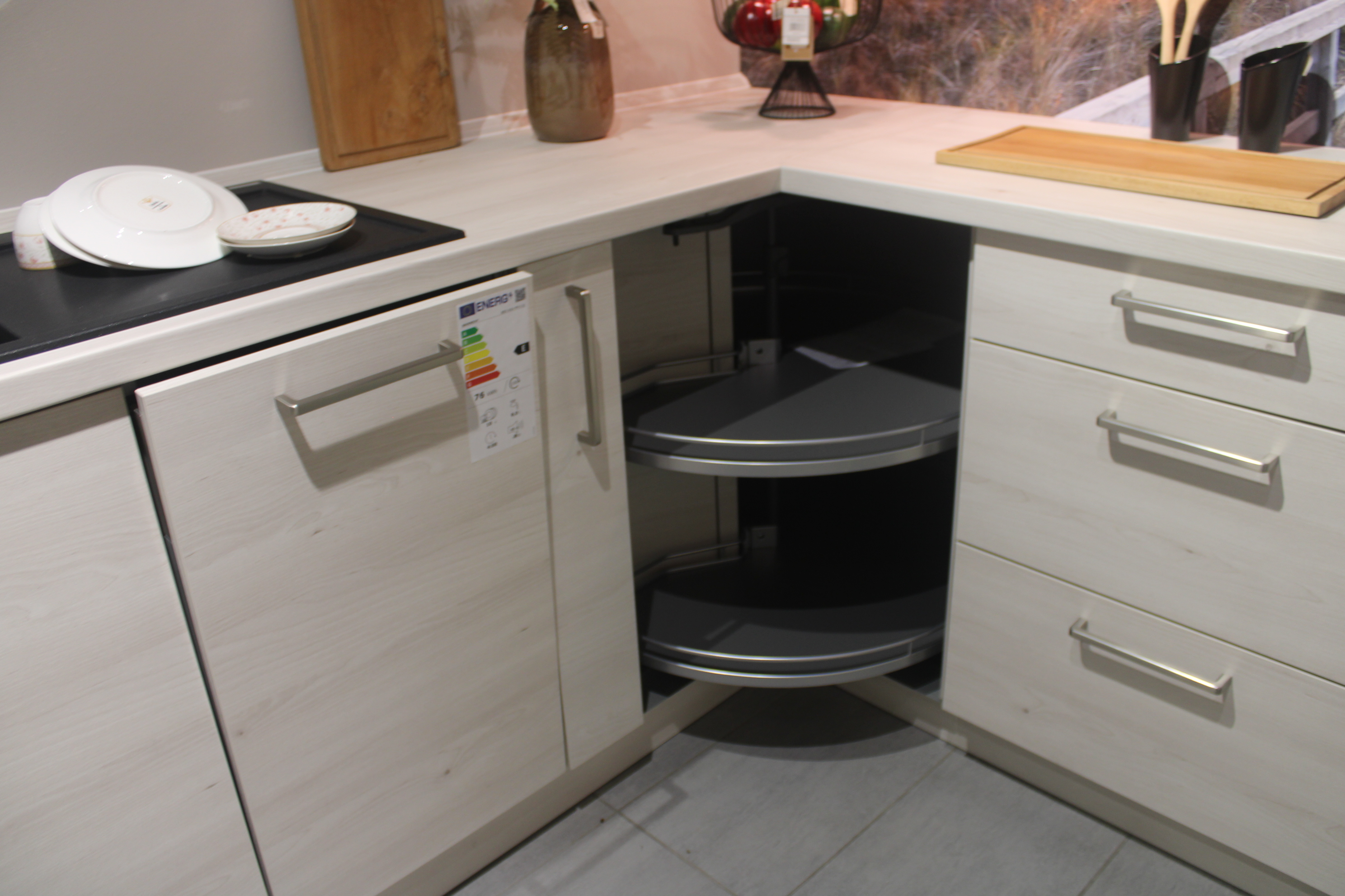 Musterküche, in Kuruna Birke und rot, Griffe Edelstahloptik - Nolte Manhattan