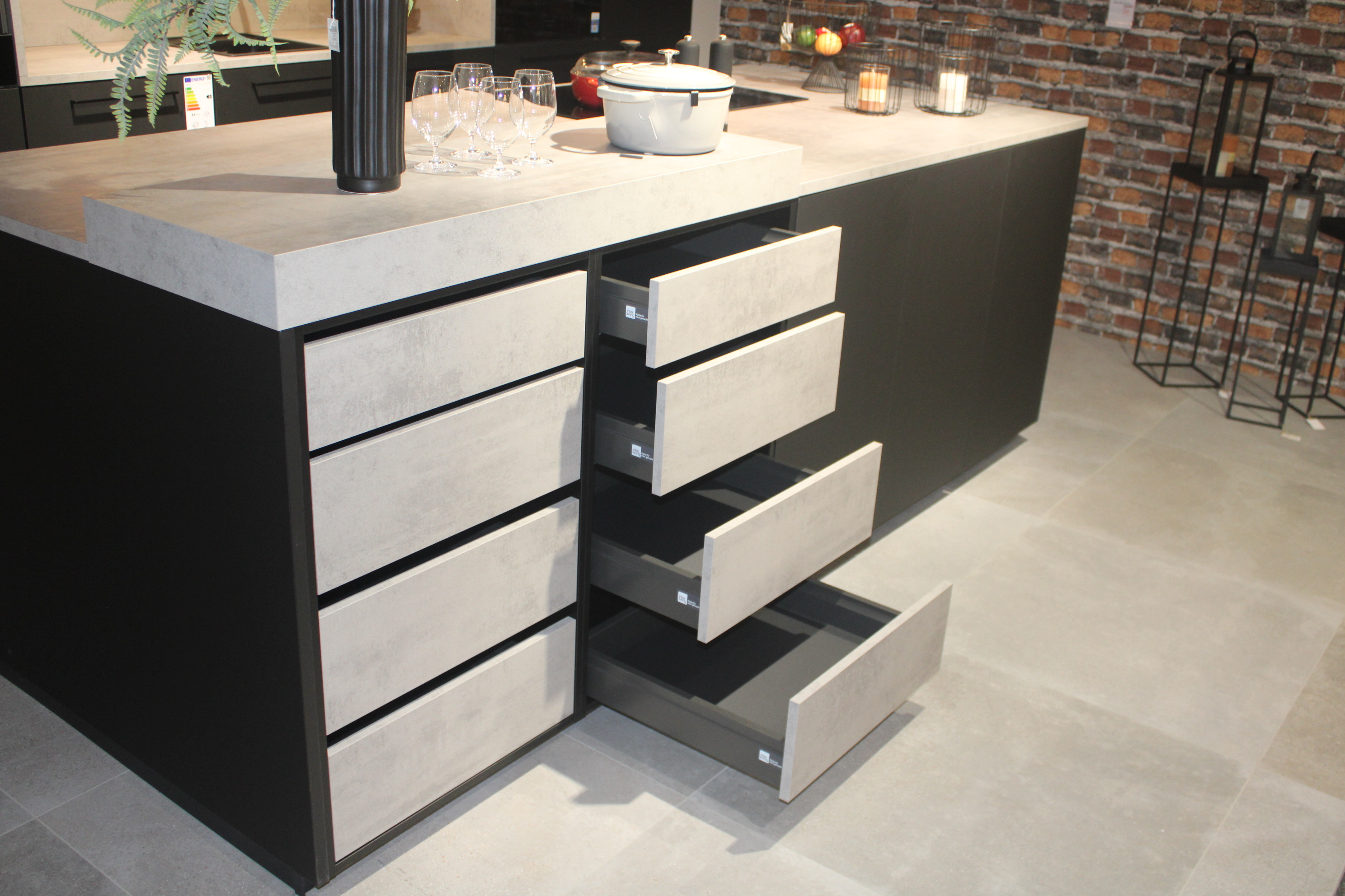 Musterküche, Frontausführung Schichtstoff schwarz, Interliving 3340