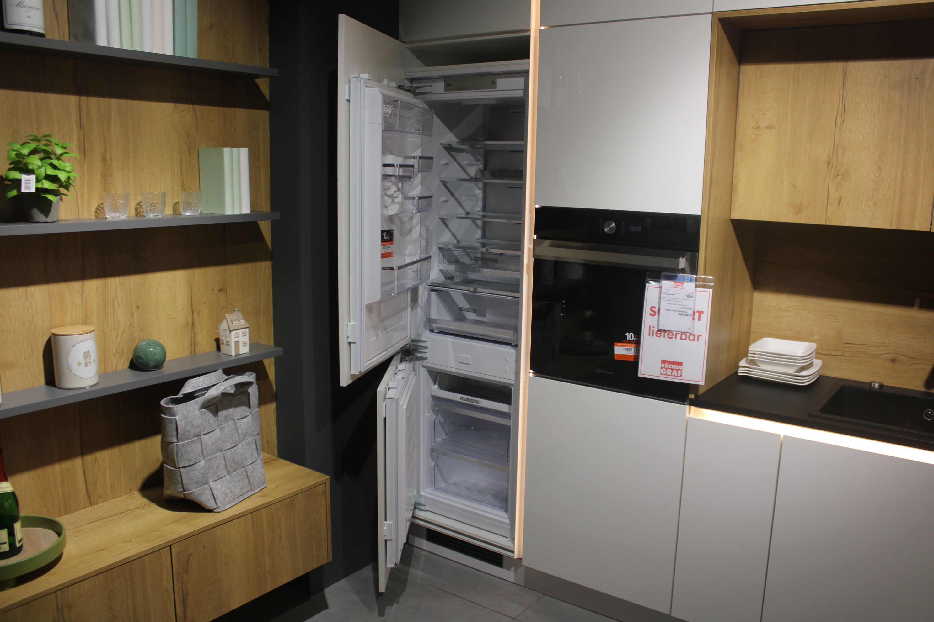 Musterküche, Lackweiß hochglanz, Griffleiste in Matrix Art- Interliving 3430