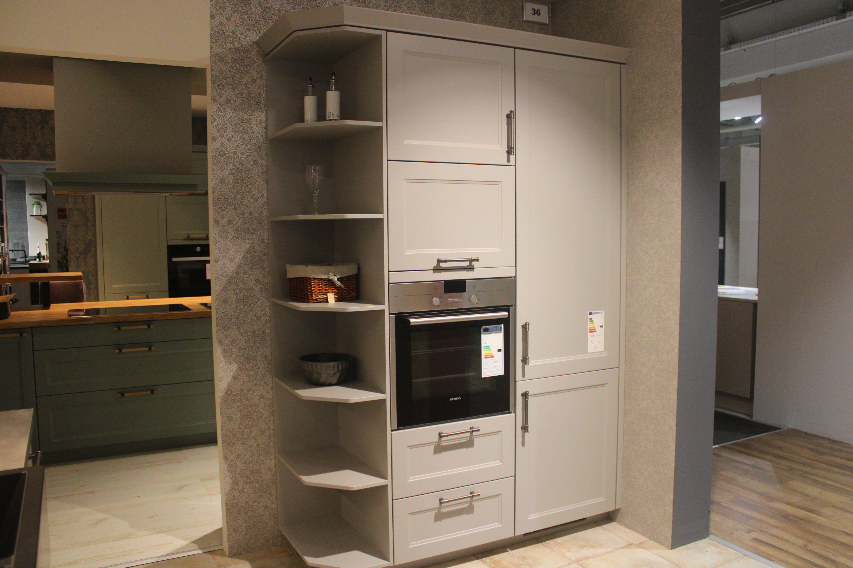 Musterküche, Fronten Lacklaminat Steingrau, moderne Relingriffe - Nobilia Cascada